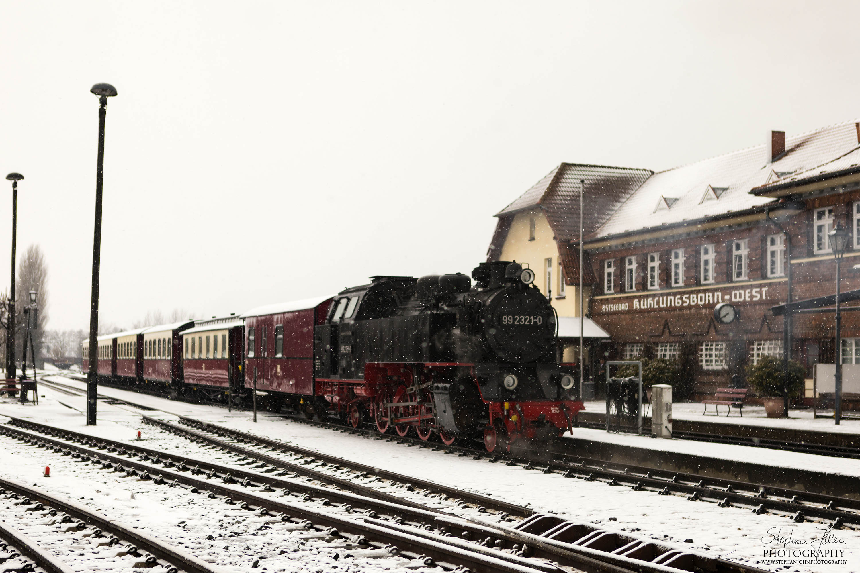 Lok 99 2321-0 mit einem Personenzug der Epoche IV im Bahnhof Kühlungsborn-West. Die Zugbildung entspricht der Zeit zwischen 1980 und 1983, als die Personenwagen modernisiert wurden.