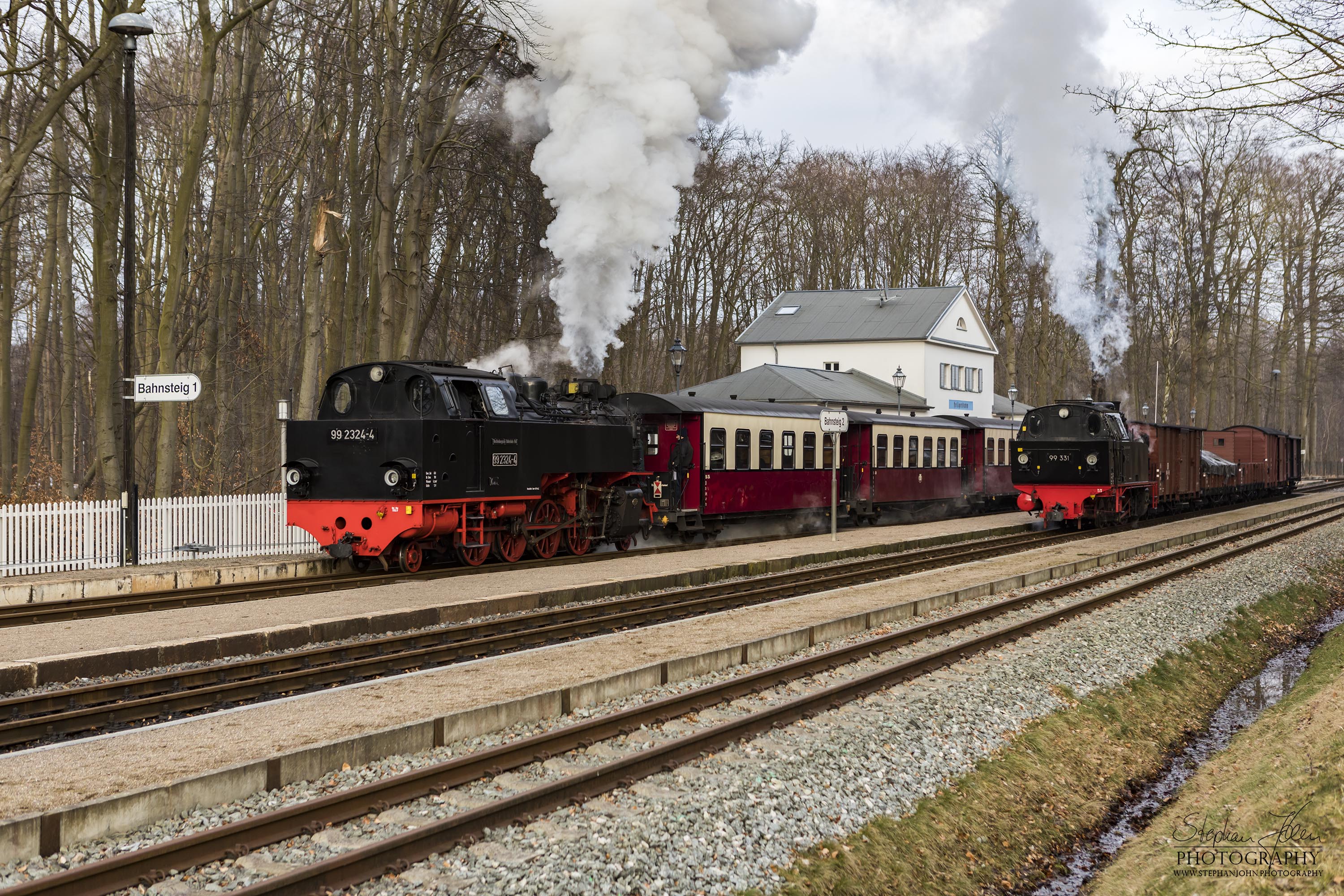 Lok 99 331 mit einem Güterzug der Epoche III wird im Bahnhof Heiligendamm durch einen Personenzug mit Lok 99 2324-4 überholt. Die Zugbildung des Güterzuges entspricht der Zeit in den sechziger Jahren, als beim Molli noch Güterzugverkehr durchgeführt wurde.
