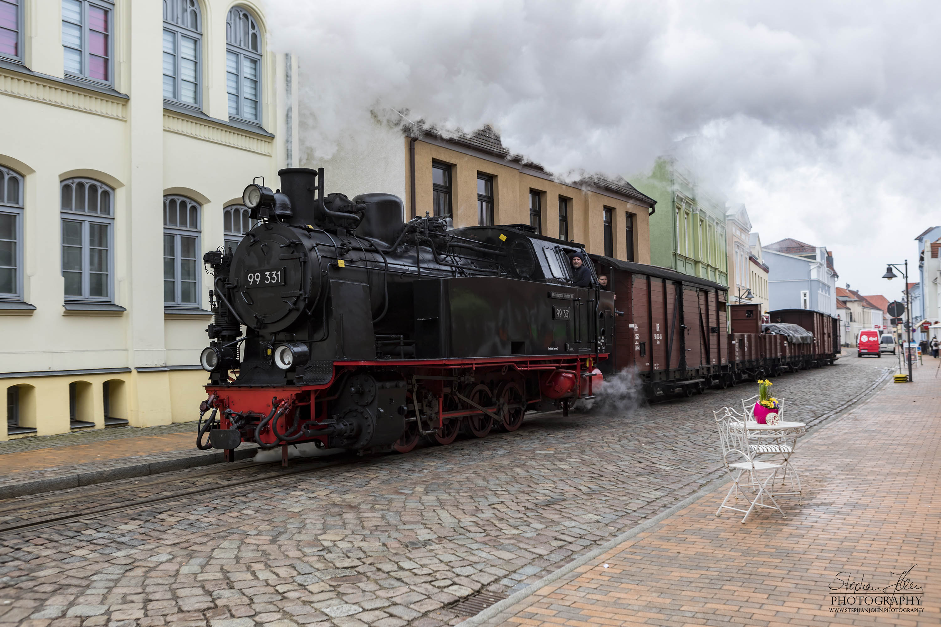 Lok 99 331 mit einem Güterzug der Epoche III in Bad Doberan. Die Zugbildung des Güterzuges entspricht der Zeit in den sechziger Jahren, als beim Molli noch Güterzugverkehr durchgeführt wurde.