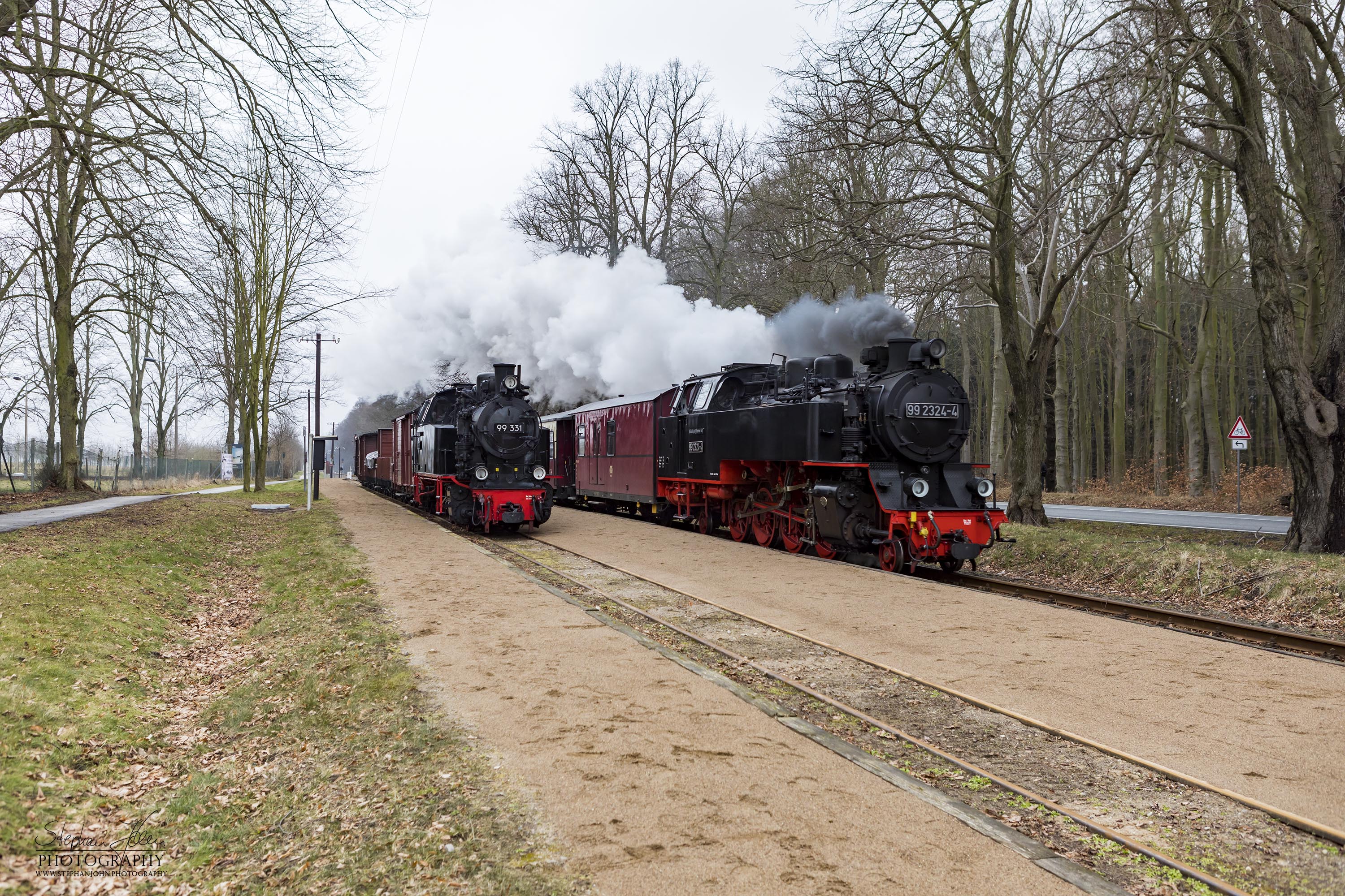 Lok 99 331 mit einem Güterzug der Epoche III im Bahnhof Rennbahn wird durch einen Personenzug mit der Lok 99 2324-4 überholt. Die Zugbildung des Güterzuges entspricht der Zeit in den sechziger Jahren, als beim Molli noch Güterzugverkehr durchgeführt wurde.