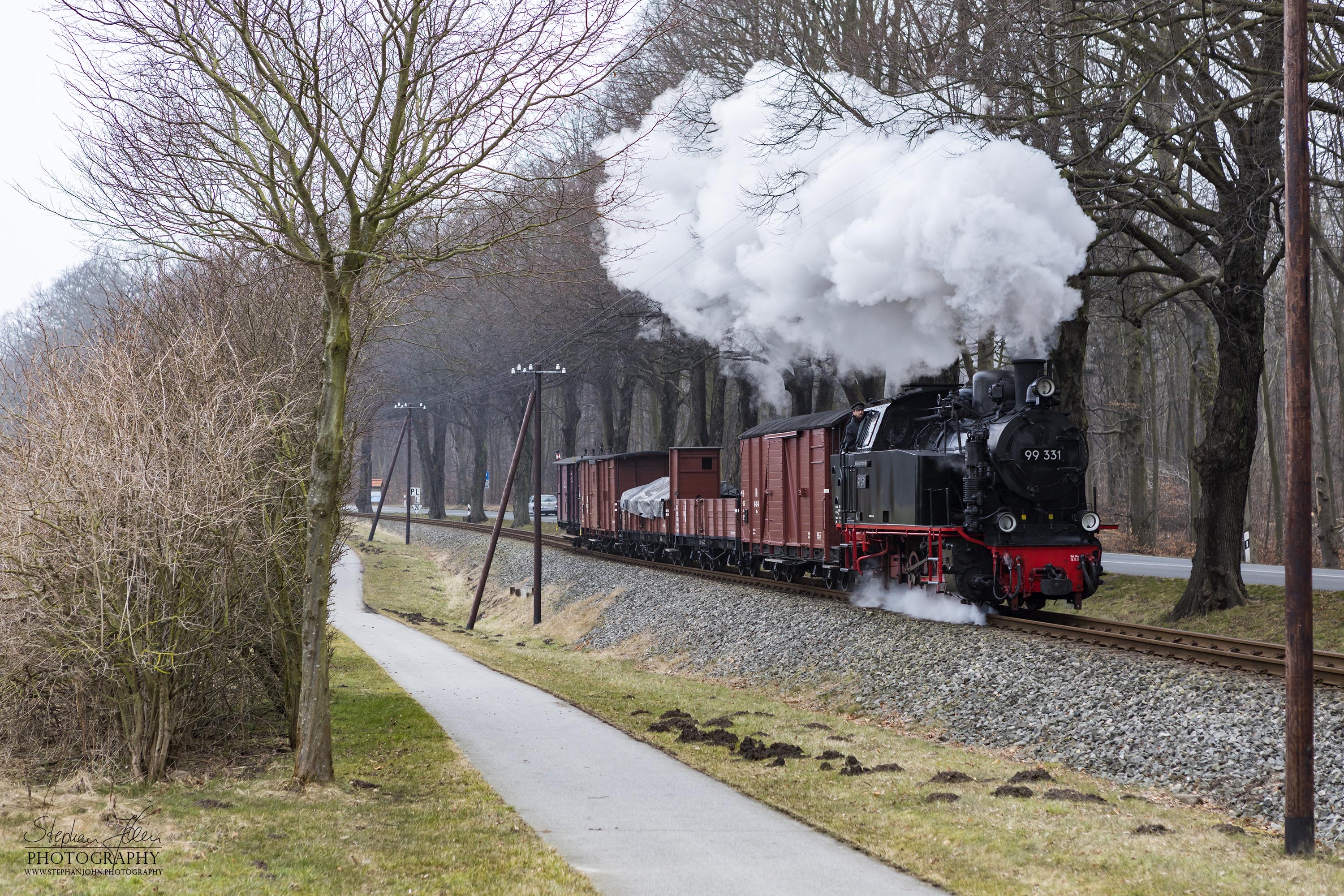 Lok 99 331 mit einem Güterzug der Epoche III zwischen dem Bahnhof Heiligendamm und dem Bahnhof Rennbahn. Die Zugbildung entspricht der Zeit in den sechziger Jahren, als beim Molli noch Güterzugverkehr durchgeführt wurde.