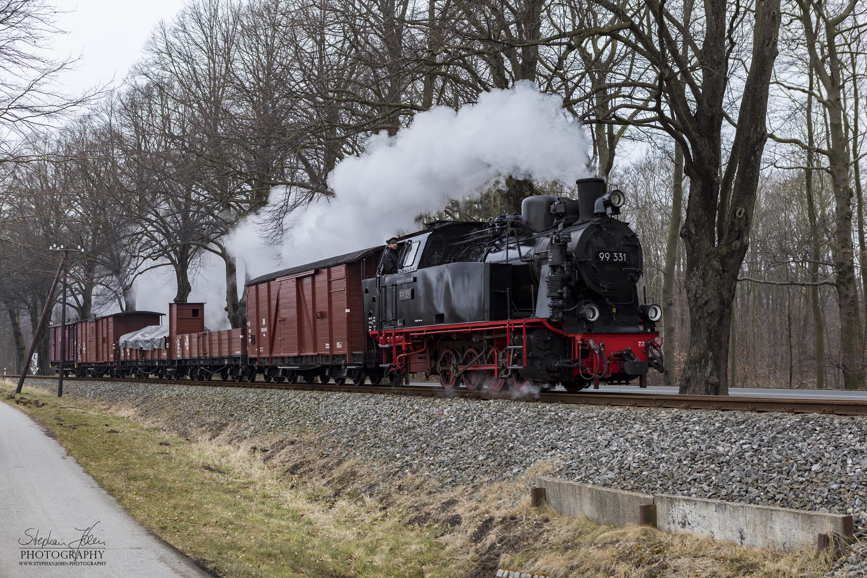 <p>Lok 99 331 mit einem Güterzug der Epoche III zwischen dem Bahnhof Heiligendamm und dem Bahnhof Rennbahn. Die Zugbildung entspricht der Zeit in den sechziger Jahren, als beim Molli noch Güterzugverkehr durchgeführt wurde.</p>