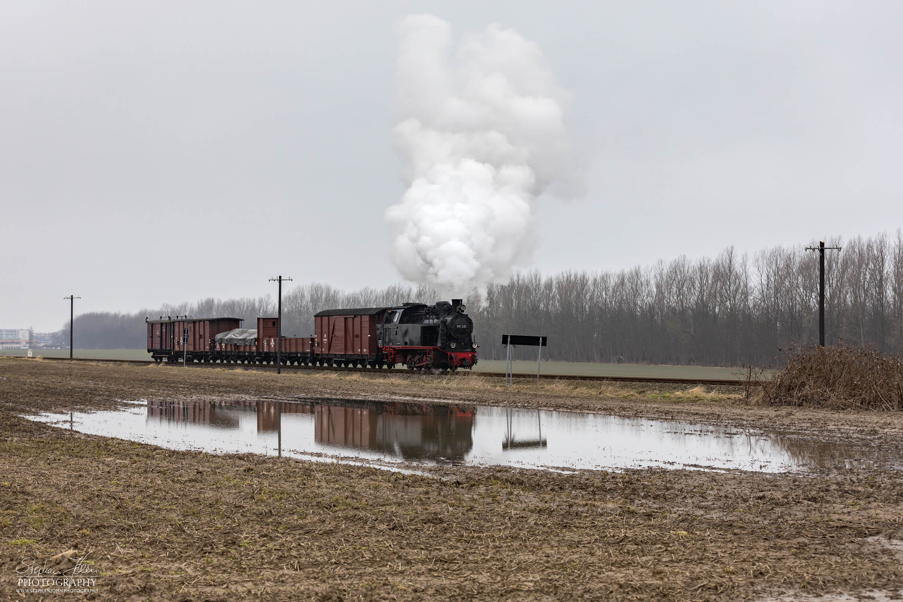 Lok 99 331 mit einem Güterzug der Epoche III kurz vor dem Haltepunkt Steilküste. Die Zugbildung entspricht der Zeit in den sechziger Jahren, als beim Molli noch Güterzugverkehr durchgeführt wurde.