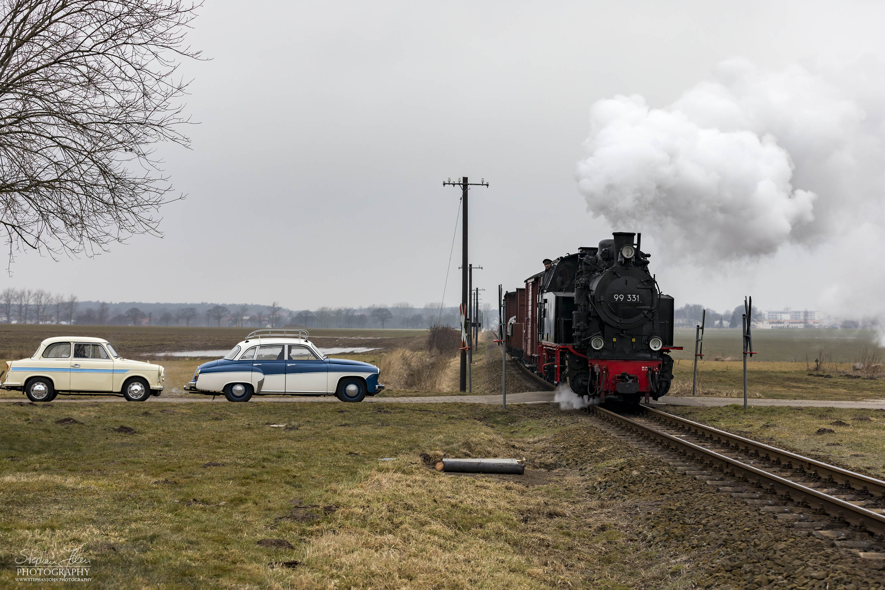 Lok 99 331 mit einem Güterzug der Epoche III kurz vor dem Haltepunkt Steilküste. Die Zugbildung entspricht der Zeit in den sechziger Jahren, als beim Molli noch Güterzugverkehr durchgeführt wurde.