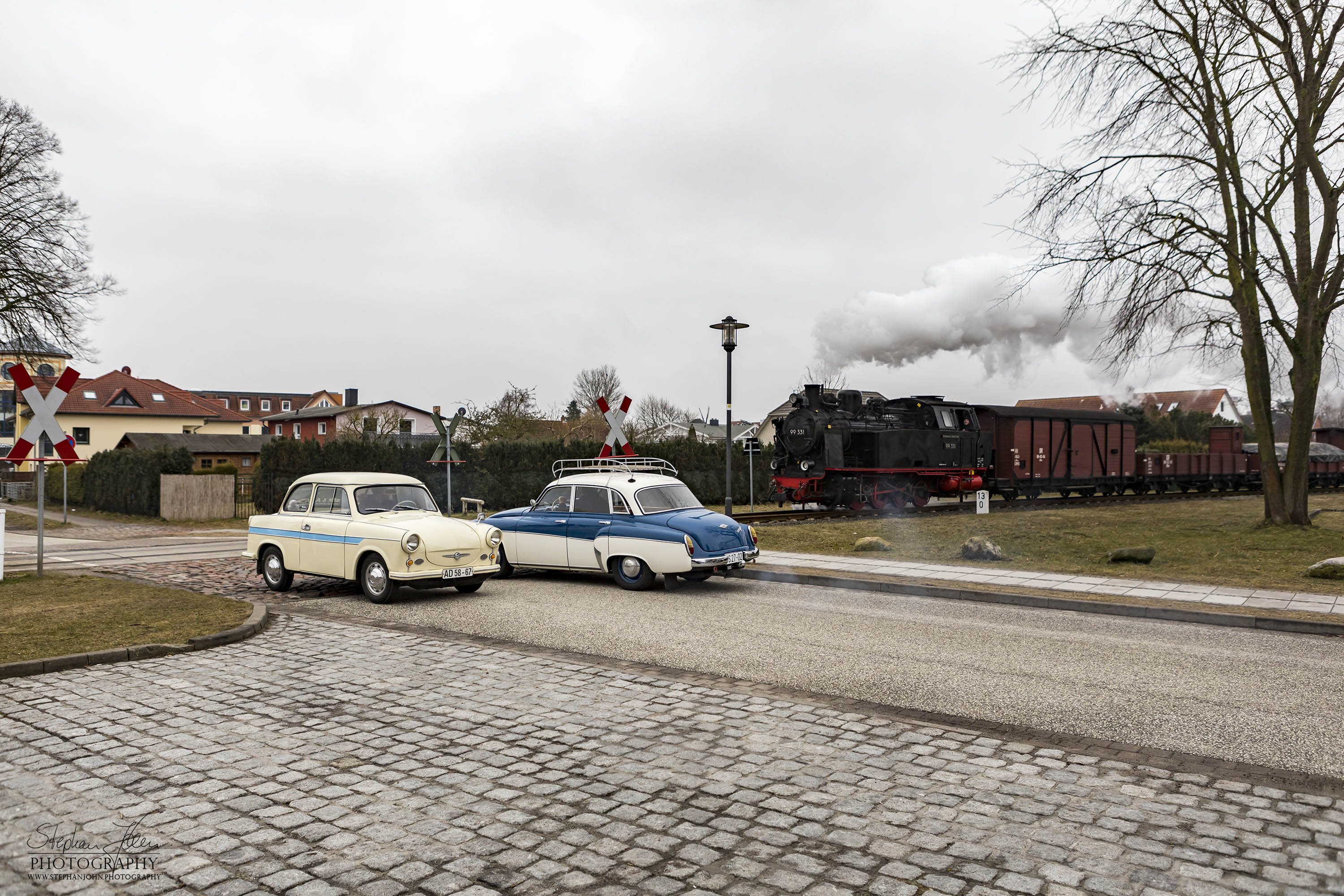 Lok 99 331 mit einem Güterzug der Epoche III im Bahnhof Kühlungsborn West. Die Zugbildung entspricht der Zeit in den sechziger Jahren, als beim Molli noch Güterzugverkehr durchgeführt wurde.