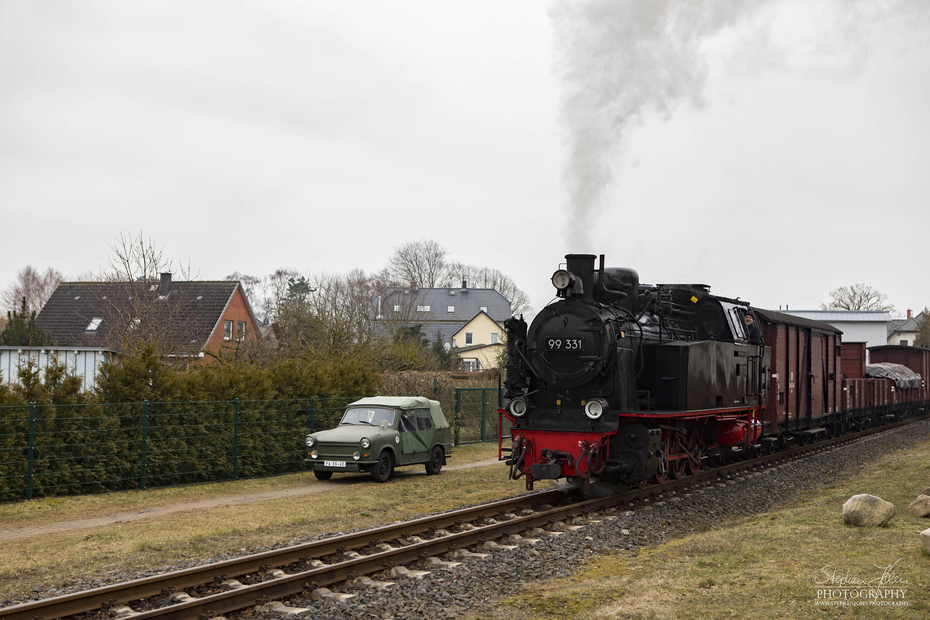 Lok 99 331 mit einem Güterzug der Epoche III im Bahnhof Kühlungsborn West. Die Zugbildung entspricht der Zeit in den sechziger Jahren, als beim Molli noch Güterzugverkehr durchgeführt wurde.