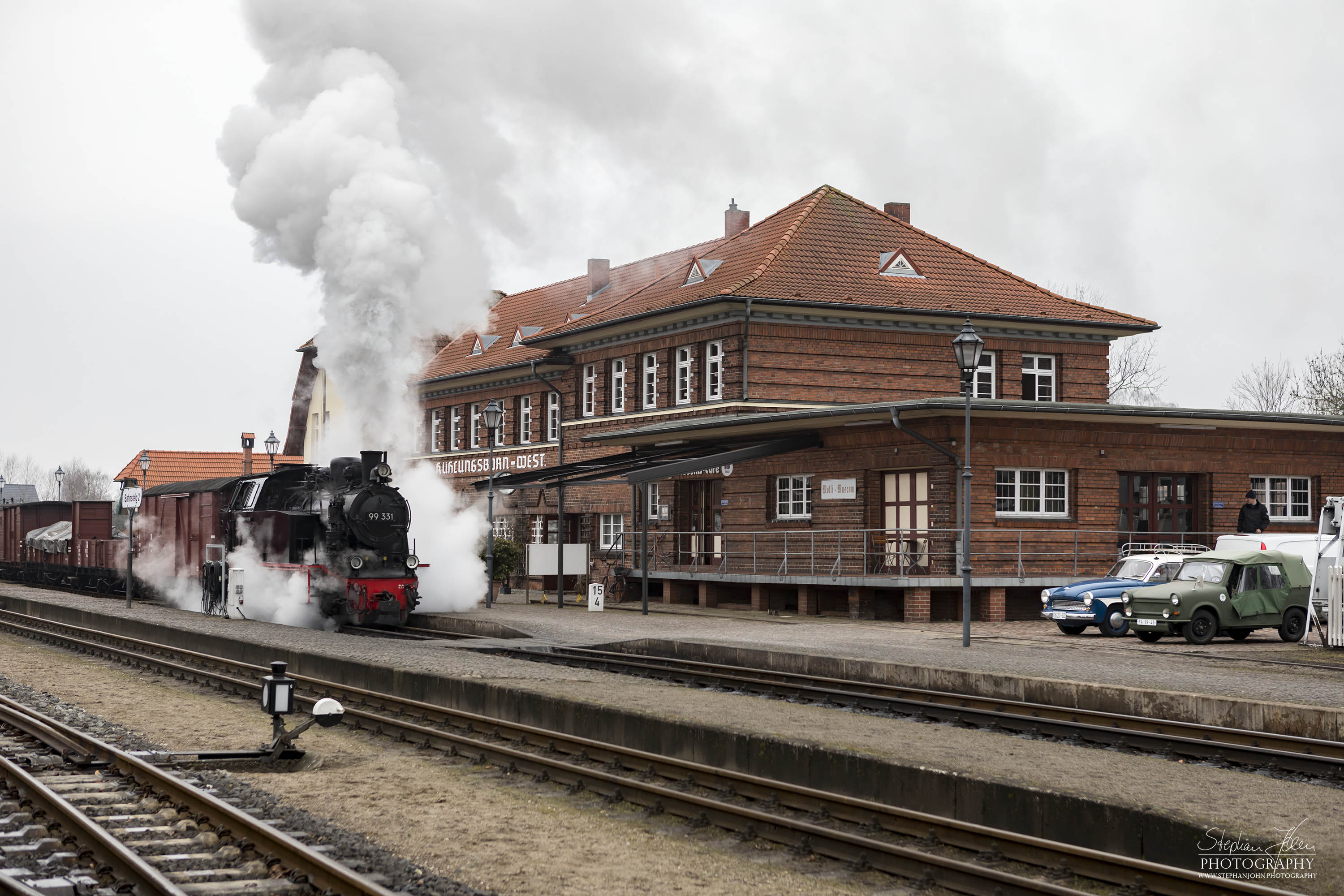 Lok 99 331 mit einem Güterzug der Epoche III im Bahnhof Kühlungsborn West. Die Zugbildung entspricht der Zeit in den sechziger Jahren, als beim Molli noch Güterzugverkehr durchgeführt wurde.