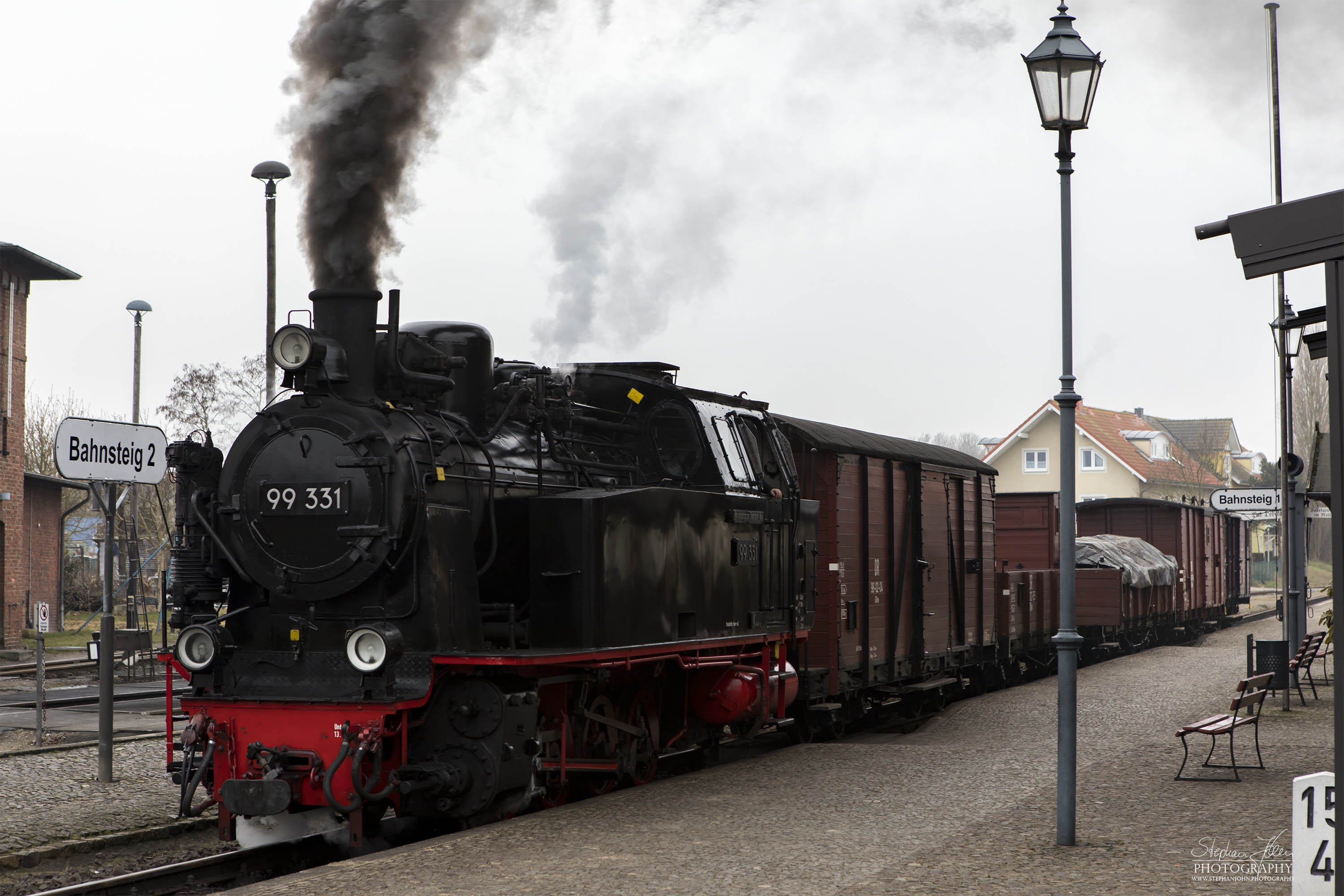Abfahrtbereite Lok 99 331 mit einem Güterzug der Epoche III im Bahnhof Kühlungsborn West. Die Zugbildung entspricht der Zeit in den sechziger Jahren, als beim Molli noch Güterzugverkehr durchgeführt wurde.
