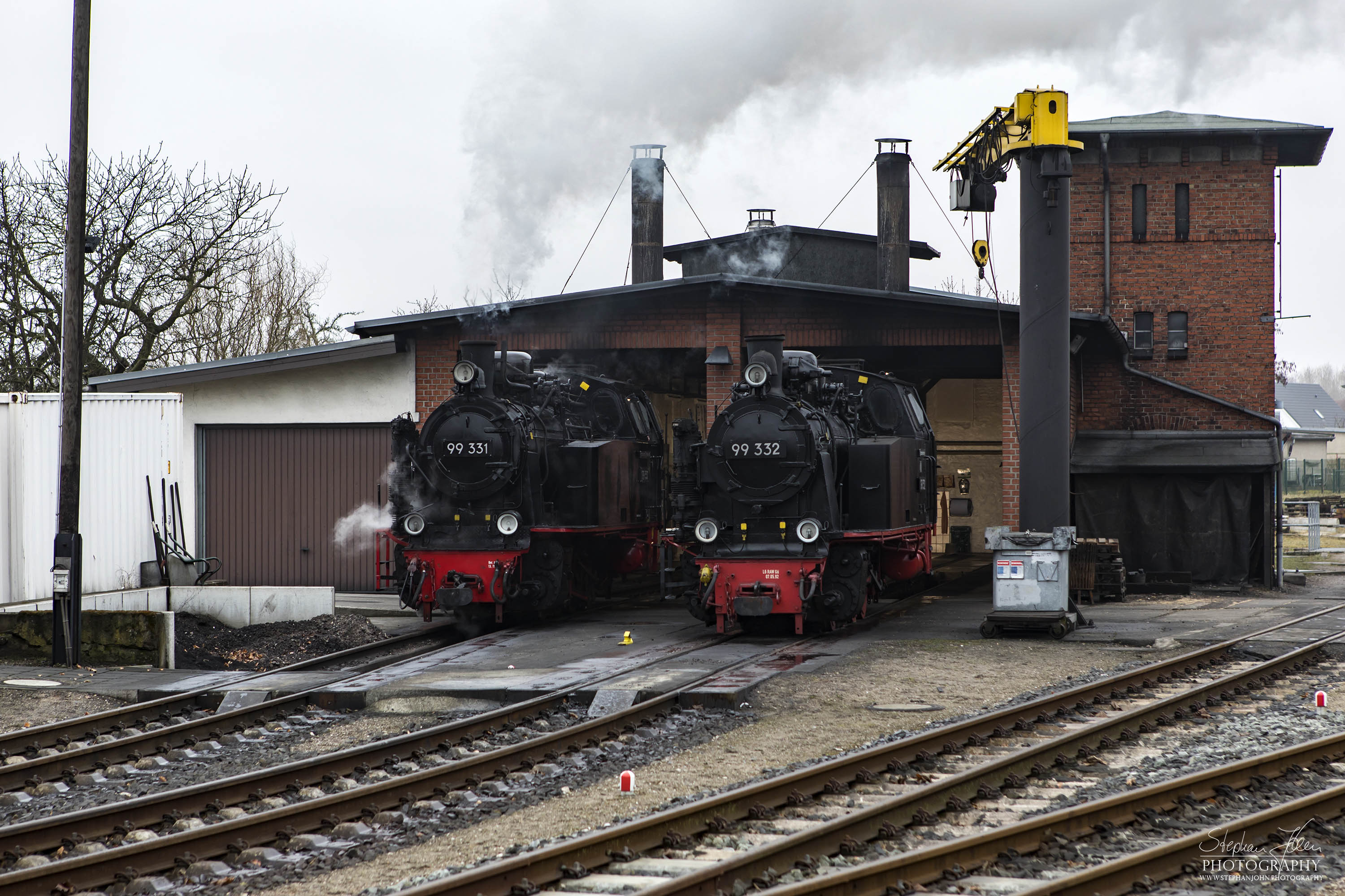 Lok 99 331 und 99 332 (Epoche III) vor dem Lokschuppen in Kühlungsborn West