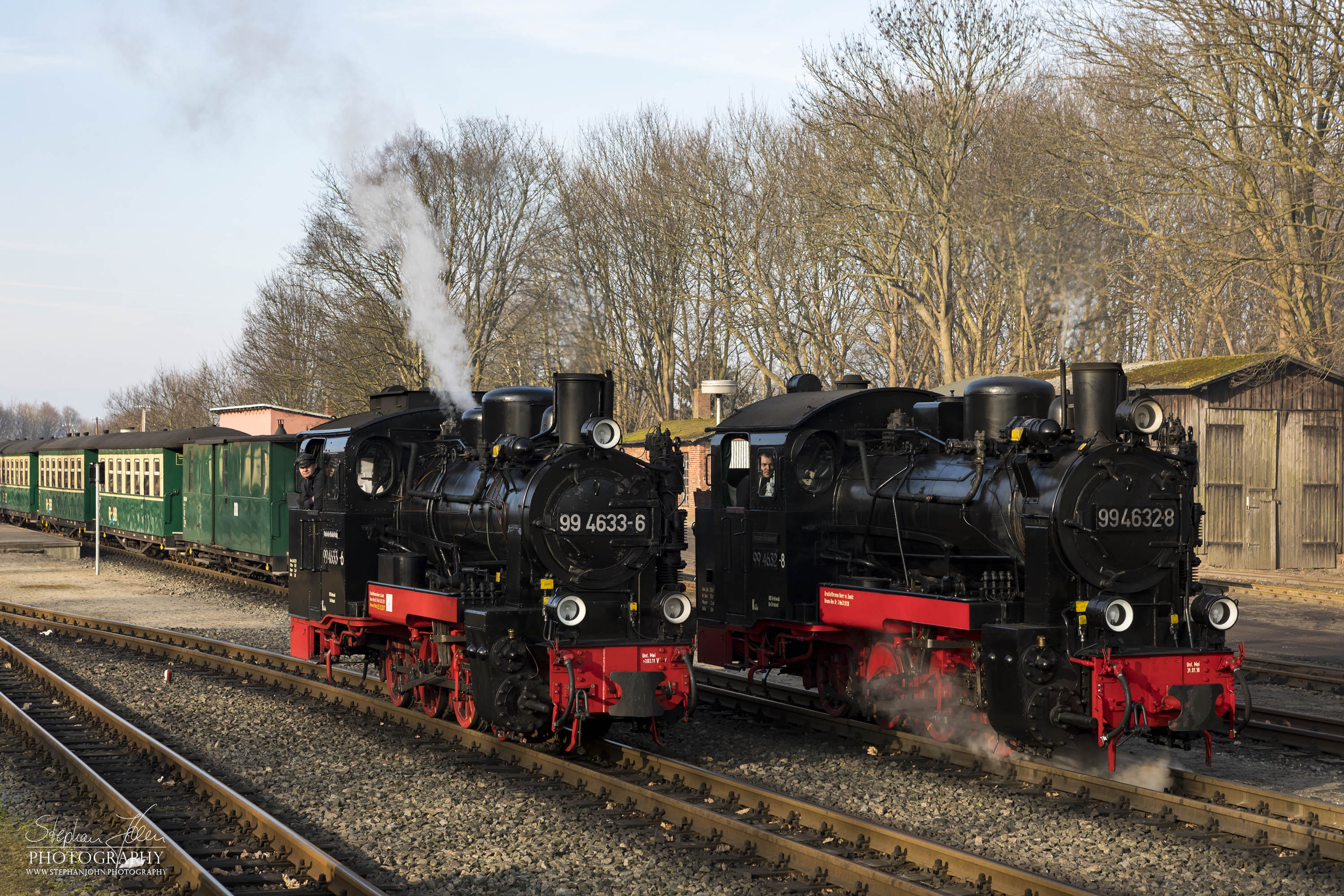 Seit der Hauptuntersuchung im Januar 2018 hat die Rügen-Lok 99 4632-8 (Vulcan-Lok) wieder eine schwarze Reichsbahnlackierung. Die Rügen-Lok 99 4633-6 hat noch in diesem Jahr Fristablauf und kommt dann in grüner Farbgebung wieder. Beide Rügenloks in schwarzer Farbgebung ist also nur ein kurzes Vergnügen. Nach getaner Arbeit stehen beide Loks in Putbus und warten auf die Einfahrt in den Lokschuppen.