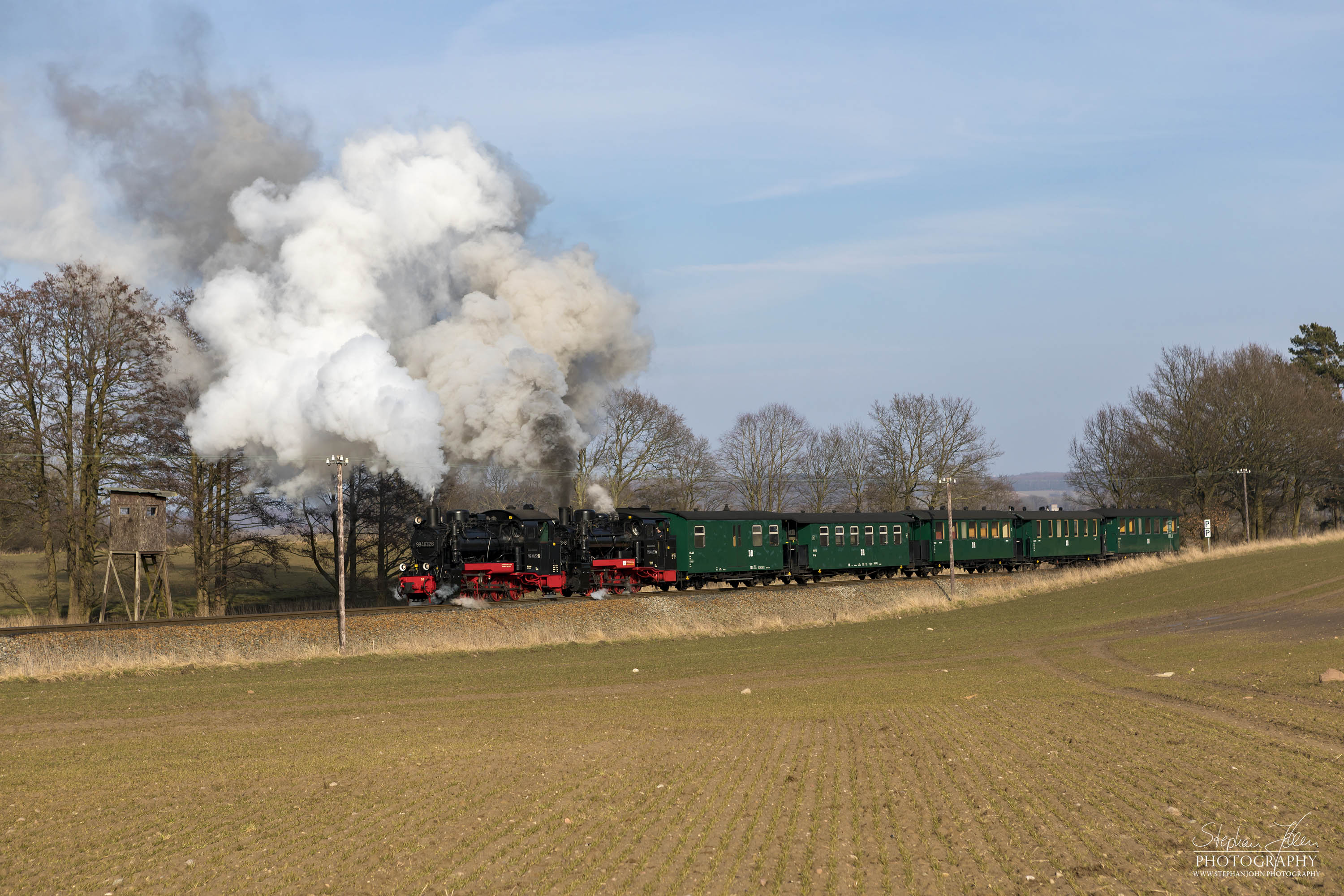 Seit der Hauptuntersuchung im Januar 2018 hat die Rügen-Lok 99 4632-8 (Vulcan-Lok) wieder eine schwarze Reichsbahnlackierung. Die Rügen-Lok 99 4633-6 hat noch in diesem Jahr Fristablauf und kommt dann in grüner Farbgebung wieder. Beide Rügenloks in schwarzer Farbgebung ist also nur ein kurzes Vergnügen. Hier zieht die Lok 99 4633-6 mit Vorspannlok 99 4632-8 nach Posewald einen Personenzug in Richtung Putbus. 