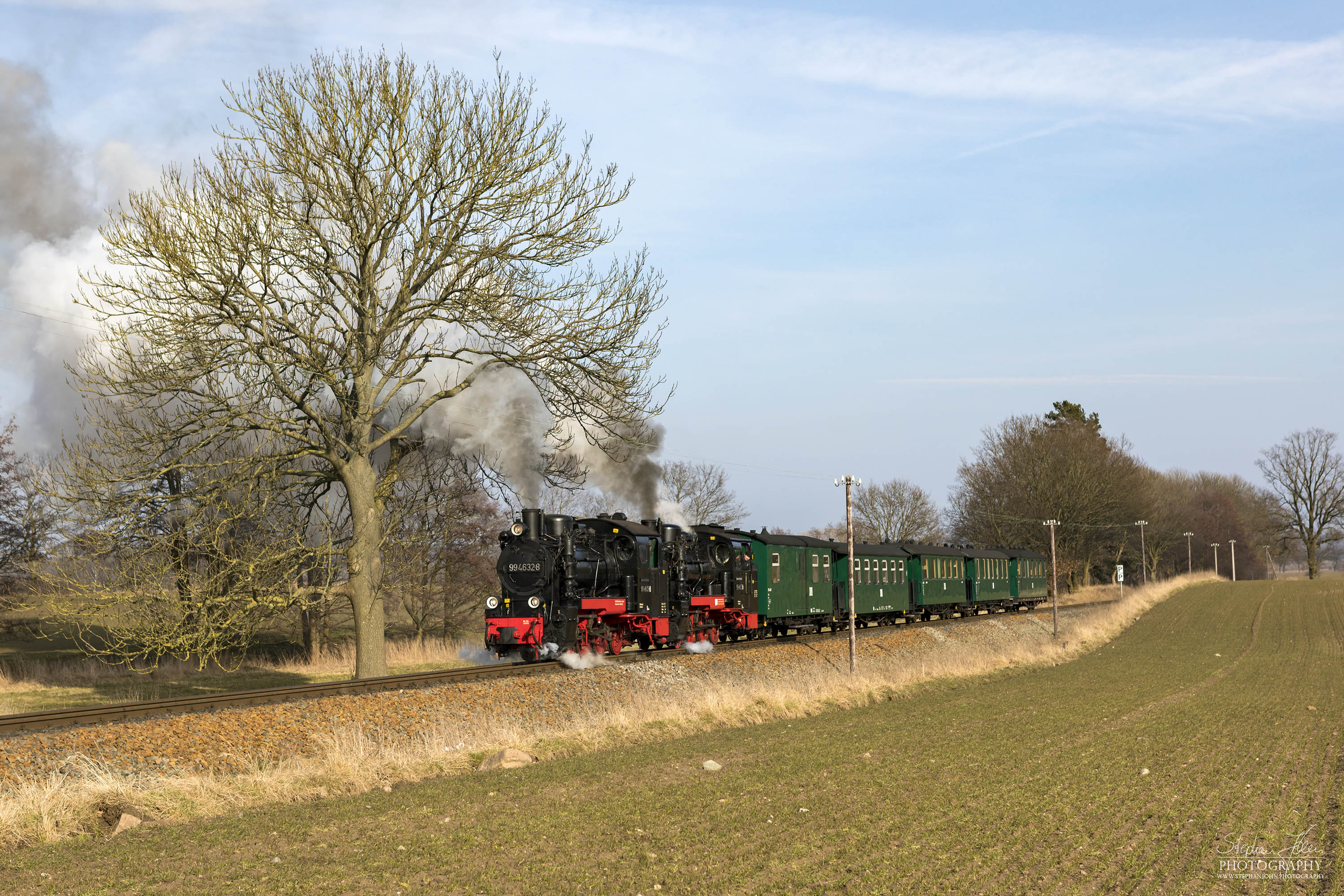 Seit der Hauptuntersuchung im Januar 2018 hat die Rügen-Lok 99 4632-8 (Vulcan-Lok) wieder eine schwarze Reichsbahnlackierung. Die Rügen-Lok 99 4633-6 hat noch in diesem Jahr Fristablauf und kommt dann in grüner Farbgebung wieder. Beide Rügenloks in schwarzer Farbgebung ist also nur ein kurzes Vergnügen. Hier zieht die Lok 99 4633-6 mit Vorspannlok 99 4632-8 nach Posewald einen Personenzug in Richtung Putbus. 