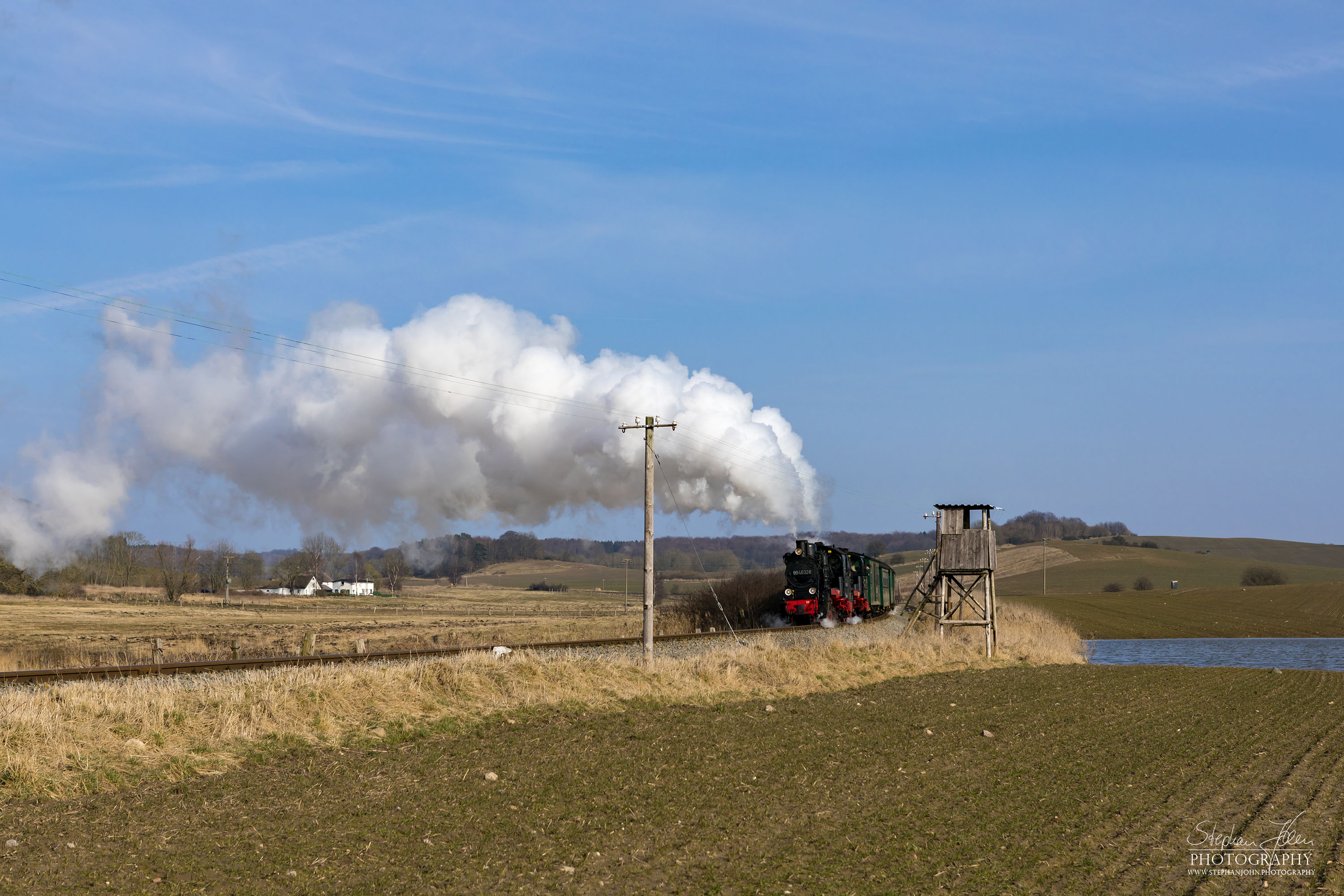 Seit der Hauptuntersuchung im Januar 2018 hat die Rügen-Lok 99 4632-8 (Vulcan-Lok) wieder eine schwarze Reichsbahnlackierung. Die Rügen-Lok 99 4633-6 hat noch in diesem Jahr Fristablauf und kommt dann in grüner Farbgebung wieder. Beide Rügenloks in schwarzer Farbgebung ist also nur ein kurzes Vergnügen. Hier zieht die Lok 99 4633-6 mit Vorspannlok 99 4632-8 kurz nach Seelvitz einen Personenzug in Richtung Putbus. 