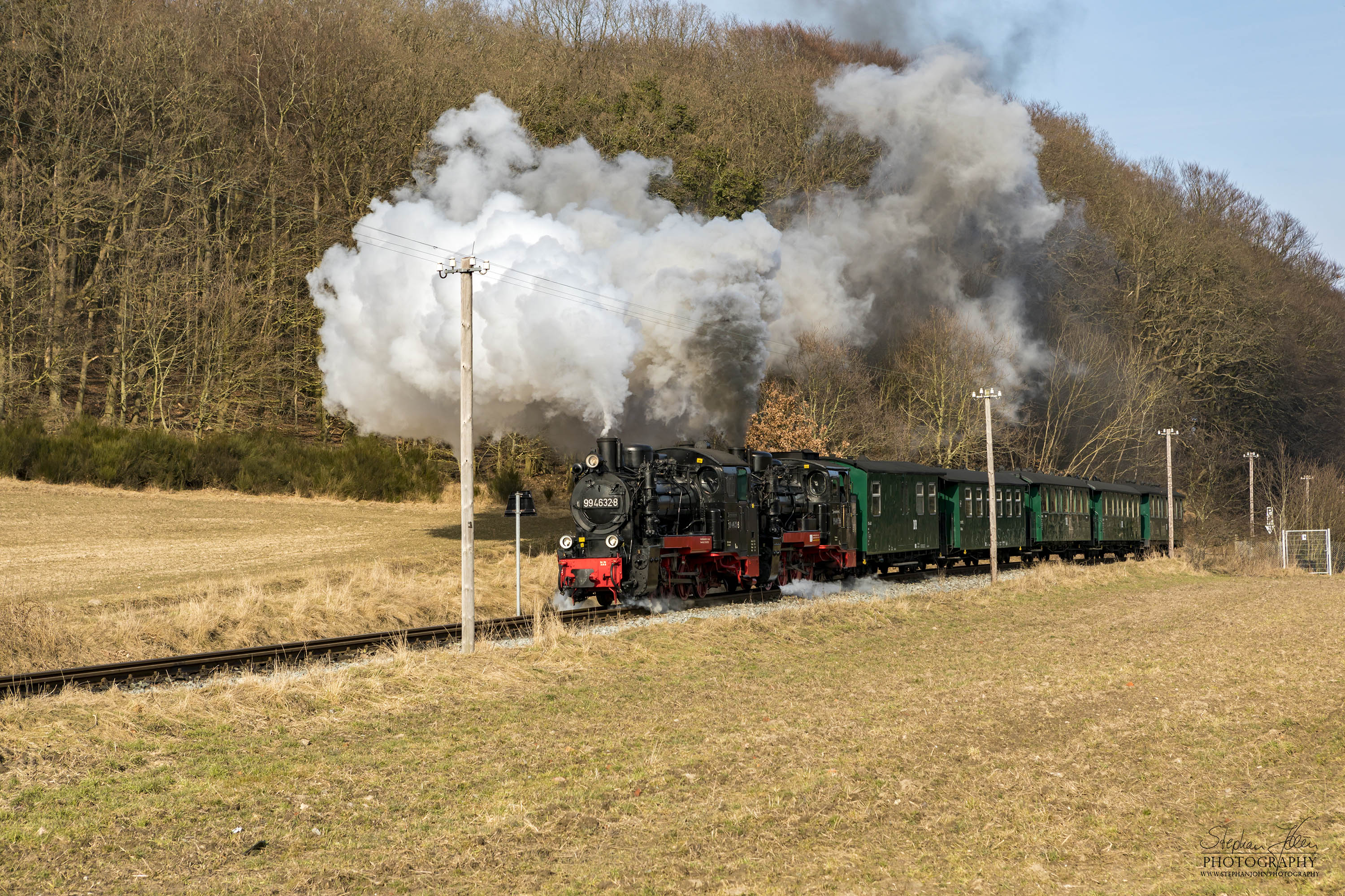 Seit der Hauptuntersuchung im Januar 2018 hat die Rügen-Lok 99 4632-8 (Vulcan-Lok) wieder eine schwarze Reichsbahnlackierung. Die Rügen-Lok 99 4633-6 hat noch in diesem Jahr Fristablauf und kommt dann in grüner Farbgebung wieder. Beide Rügenloks in schwarzer Farbgebung ist also nur ein kurzes Vergnügen. Hier zieht die Lok 99 4633-6 mit Vorspannlok 99 4632-8 kurz vor Seelvitz einen Personenzug in Richtung Putbus. 