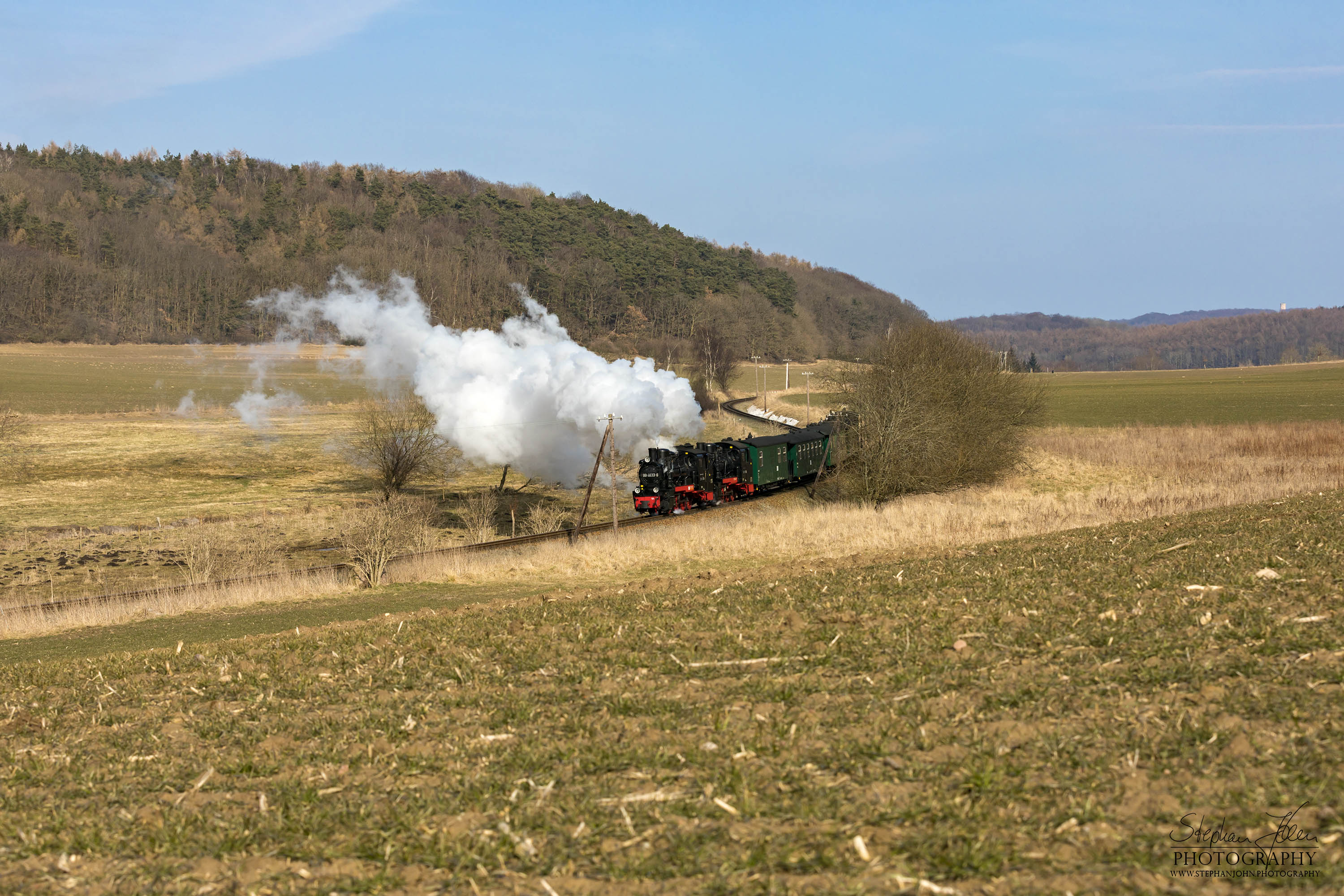 Seit der Hauptuntersuchung im Januar 2018 hat die Rügen-Lok 99 4632-8 (Vulcan-Lok) wieder eine schwarze Reichsbahnlackierung. Die Rügen-Lok 99 4633-6 hat noch in diesem Jahr Fristablauf und kommt dann in grüner Farbgebung wieder. Beide Rügenloks in schwarzer Farbgebung ist also nur ein kurzes Vergnügen. Hier zieht die Lok 99 4632-8 mit Vorspannlok 99 4633-6 nach Seelvitz einen Personenzug in Richtung Putbus. 