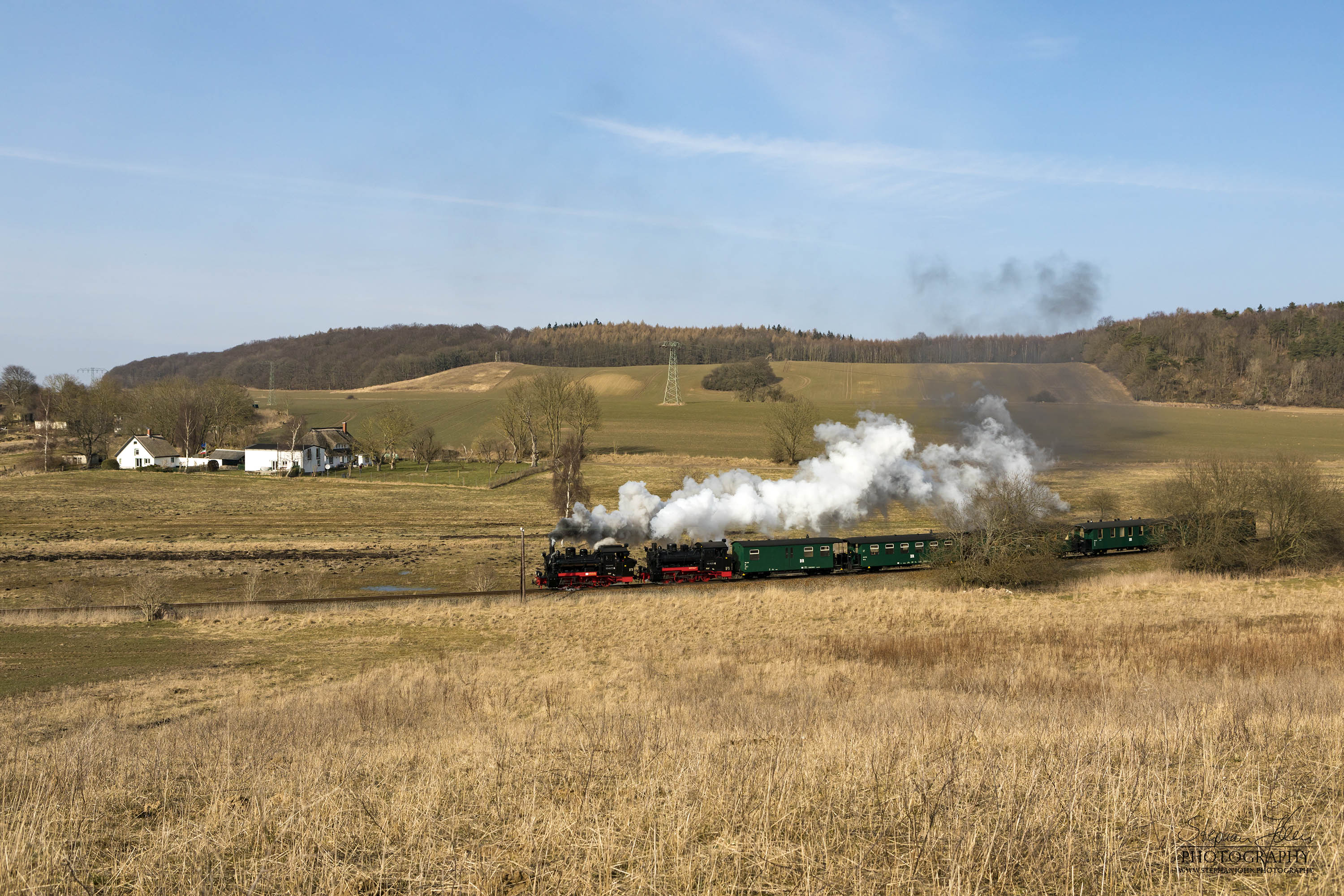 Seit der Hauptuntersuchung im Januar 2018 hat die Rügen-Lok 99 4632-8 (Vulcan-Lok) wieder eine schwarze Reichsbahnlackierung. Die Rügen-Lok 99 4633-6 hat noch in diesem Jahr Fristablauf und kommt dann in grüner Farbgebung wieder. Beide Rügenloks in schwarzer Farbgebung ist also nur ein kurzes Vergnügen. Hier zieht die Lok 99 4632-8 mit Vorspannlok 99 4633-6 nach Seelvitz einen Personenzug in Richtung Putbus. 