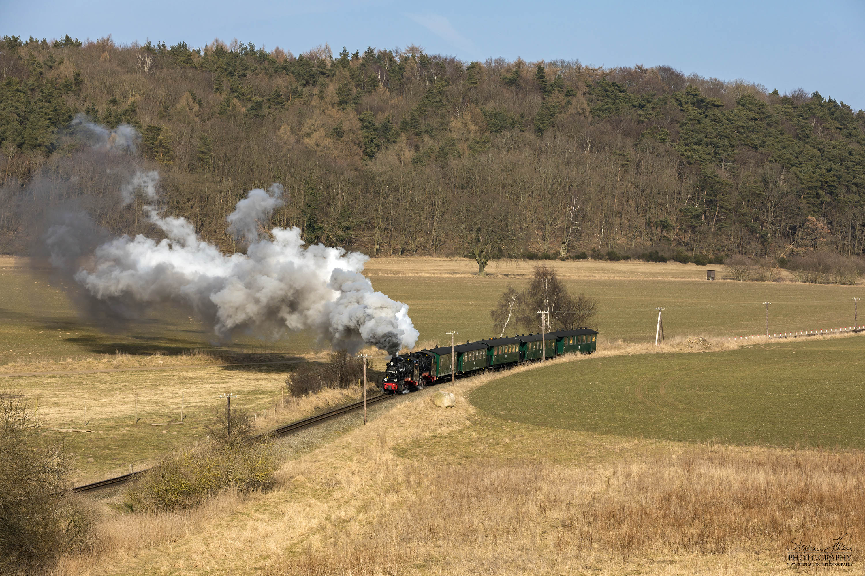 Seit der Hauptuntersuchung im Januar 2018 hat die Rügen-Lok 99 4632-8 (Vulcan-Lok) wieder eine schwarze Reichsbahnlackierung. Die Rügen-Lok 99 4633-6 hat noch in diesem Jahr Fristablauf und kommt dann in grüner Farbgebung wieder. Beide Rügenloks in schwarzer Farbgebung ist also nur ein kurzes Vergnügen. Hier zieht die Lok 99 4632-8 mit Vorspannlok 99 4633-6 nach Seelvitz einen Personenzug in Richtung Putbus. 