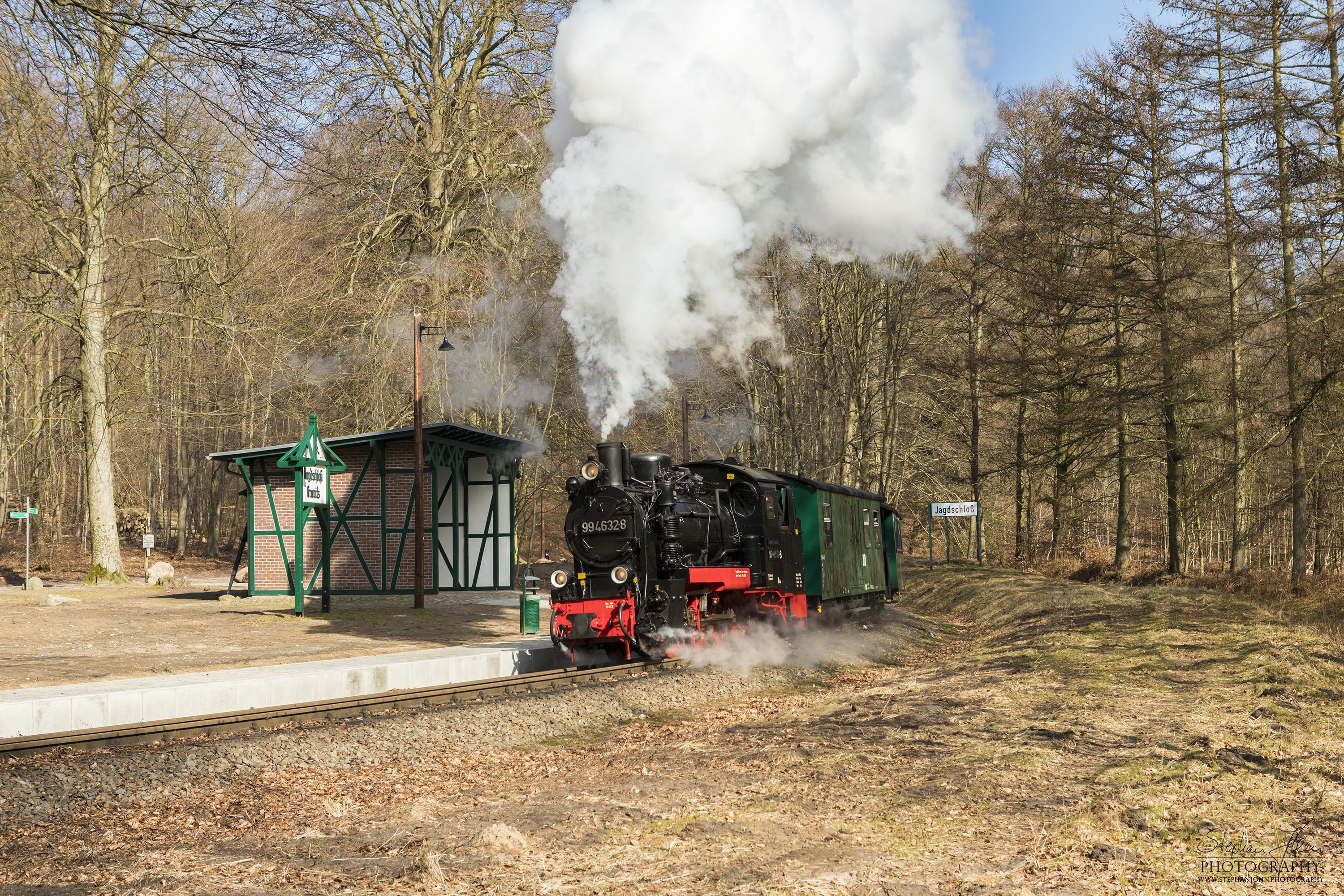 Seit der Hauptuntersuchung im Januar 2018 hat die Rügen-Lok 99 4632-8 (Vulcan-Lok) wieder eine schwarze Reichsbahnlackierung. Hier zieht die Lok in der Granitz einem Personenzug nach Putbus am Haltepunkt Jagdschloss vorbei.