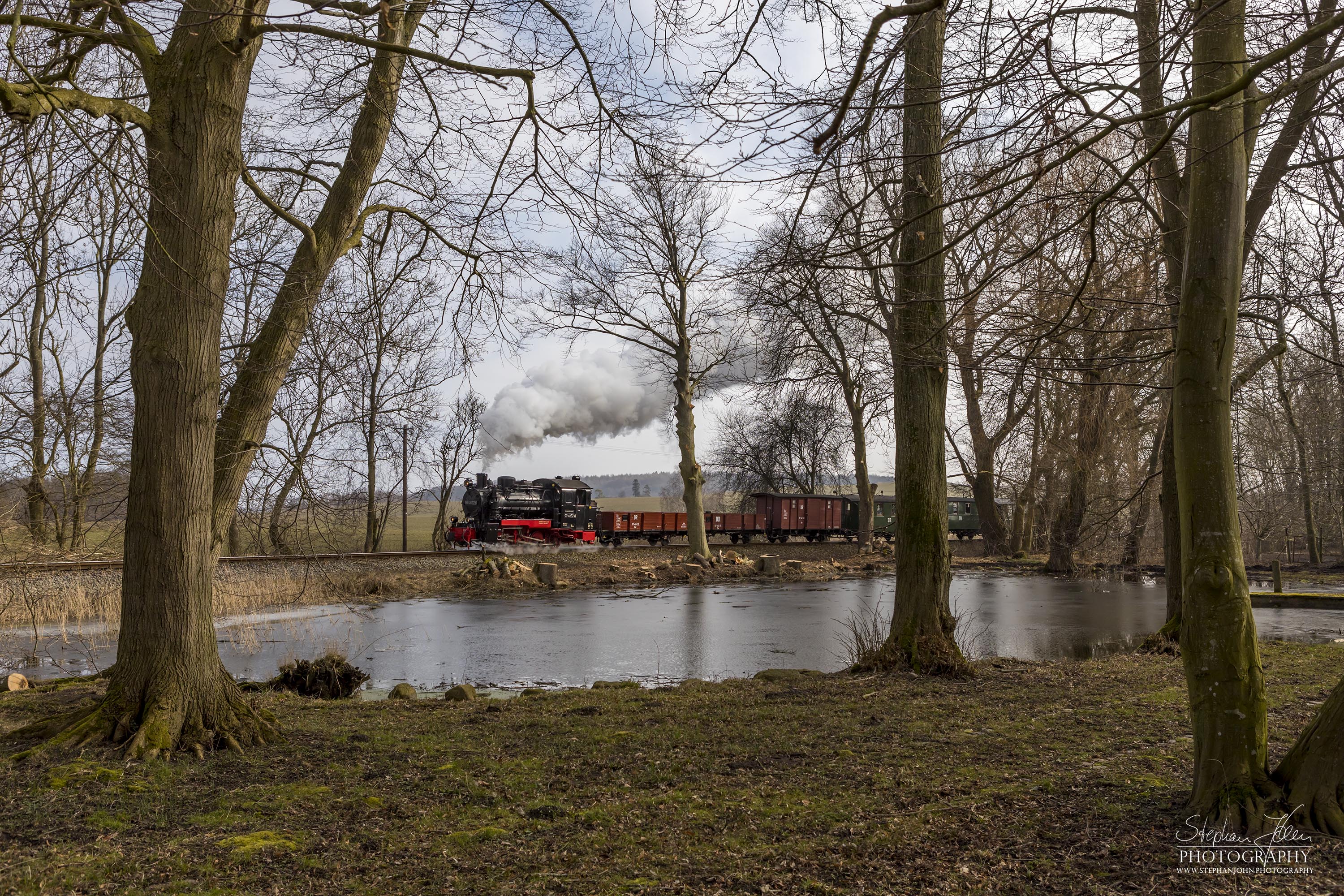 Seit der Hauptuntersuchung im Januar 2018 hat die Rügen-Lok 99 4632-8 (Vulcan-Lok) wieder eine schwarze Reichsbahnlackierung. Hier zieht die Lok einem GmP in der Nähe von Posewald.