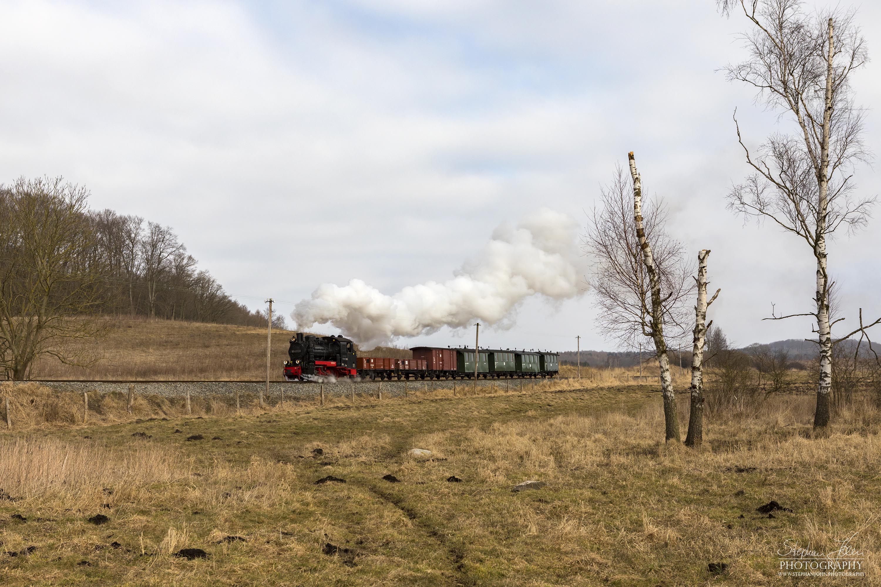 Seit der Hauptuntersuchung im Januar 2018 hat die Rügen-Lok 99 4632-8 (Vulcan-Lok) wieder eine schwarze Reichsbahnlackierung. Hier zieht die Lok einem GmP in der Nähe von Serams.