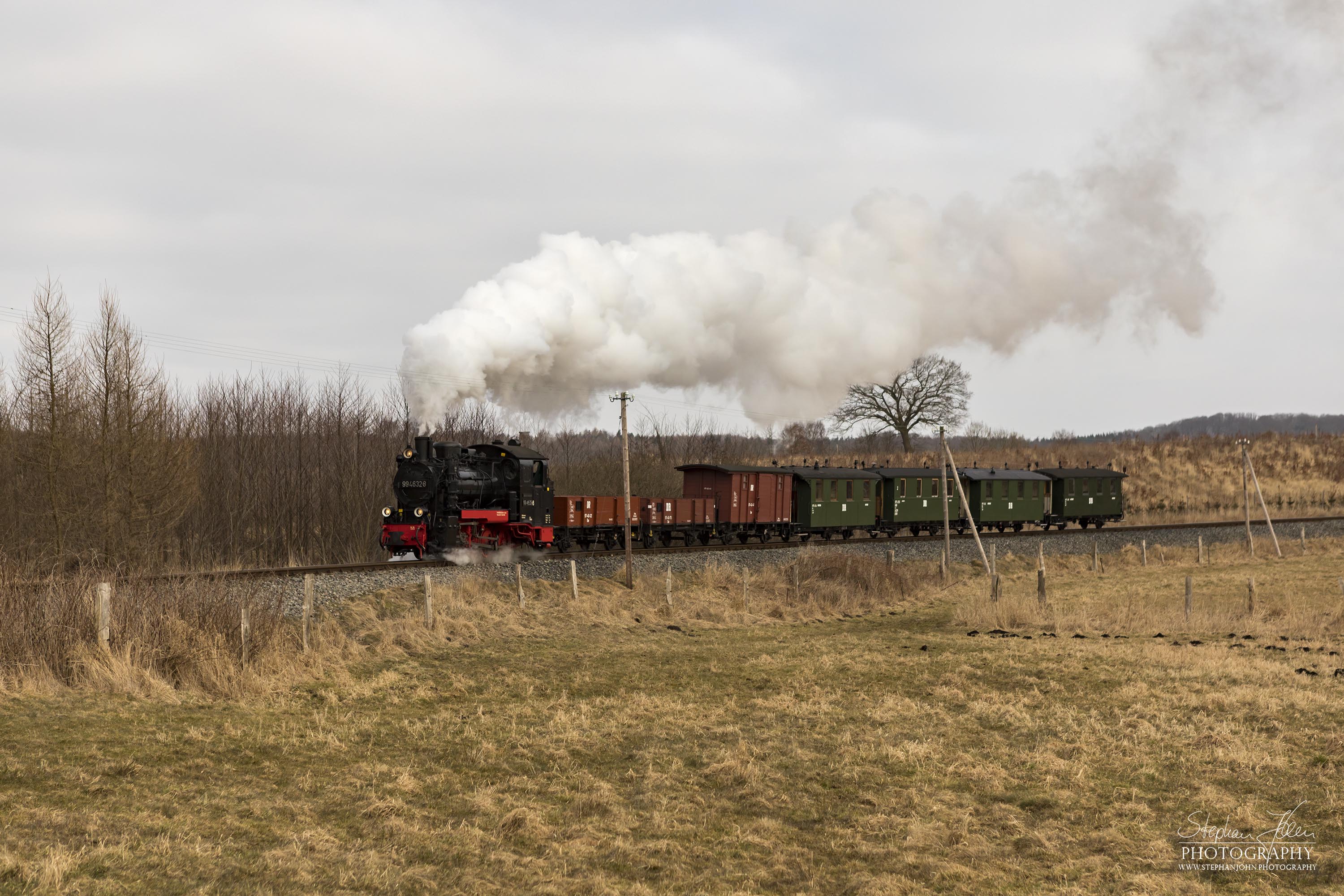 Seit der Hauptuntersuchung im Januar 2018 hat die Rügen-Lok 99 4632-8 (Vulcan-Lok) wieder eine schwarze Reichsbahnlackierung. Hier zieht die Lok einem GmP in der Nähe von Serams.