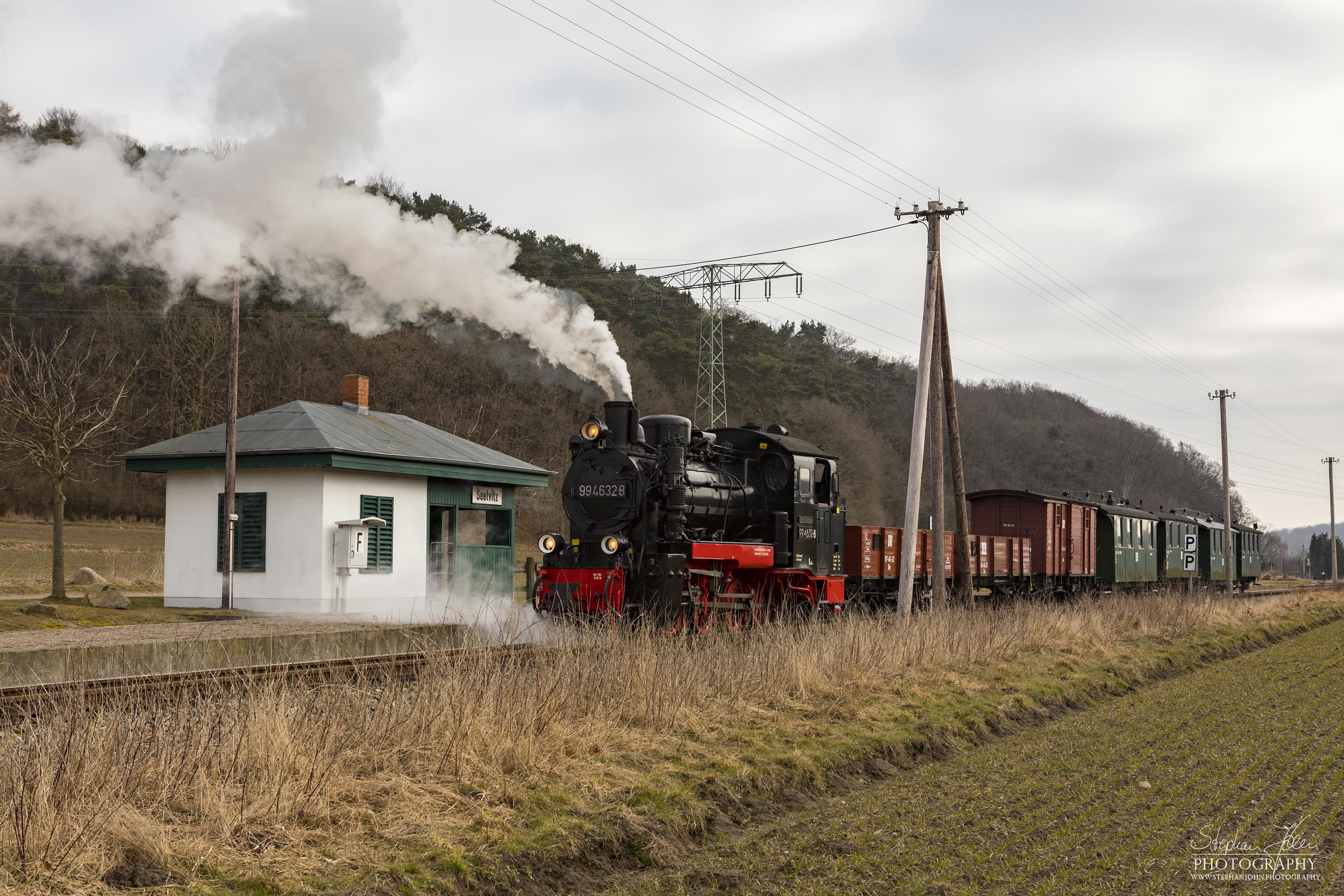 Seit der Hauptuntersuchung im Januar 2018 hat die Rügen-Lok 99 4632-8 (Vulcan-Lok) wieder eine schwarze Reichsbahnlackierung. Hier steht die Lok vor einem GmP im Bahnhof Seelvitz.