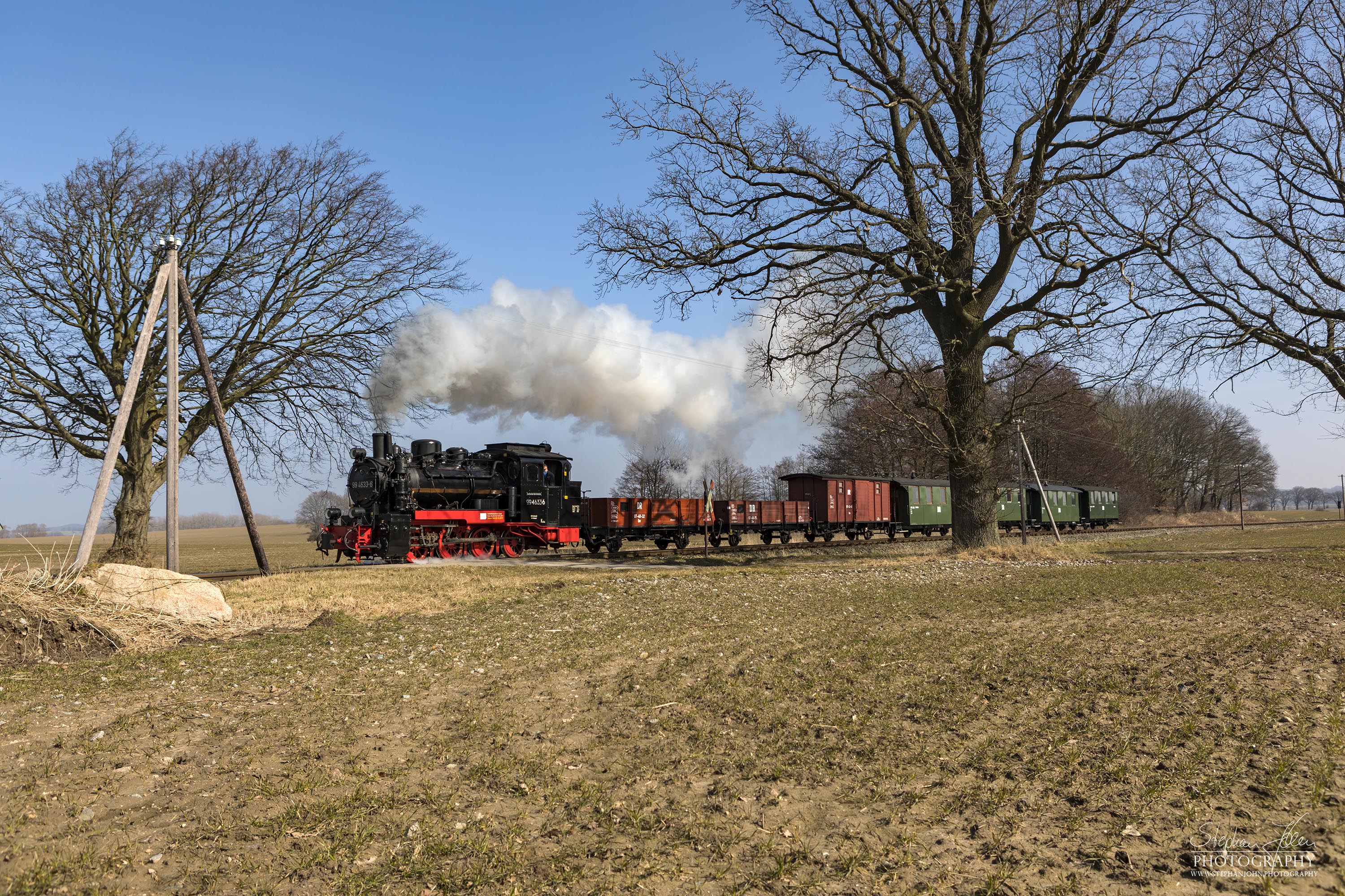 Die Rügen-Lok 99 4633-6 dampft mit einem GmP in Richtung Putbus. Hier befindet sich der Zug zwischen Posewald und Putbus