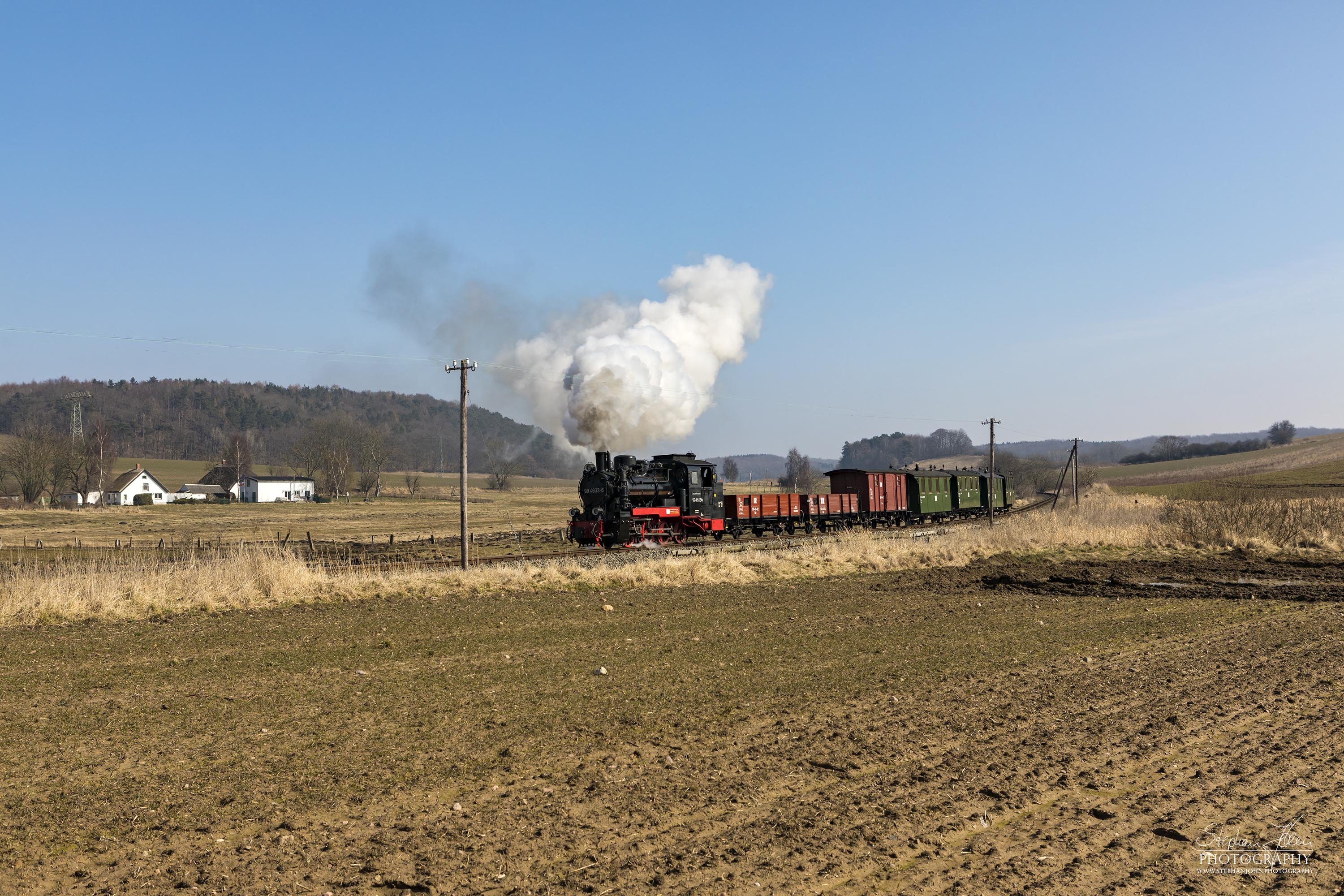 Die Rügen-Lok 99 4633-6 dampft mit einem GmP in Richtung Putbus. Hier befindet sich der Zug kurz nach Seelvitz