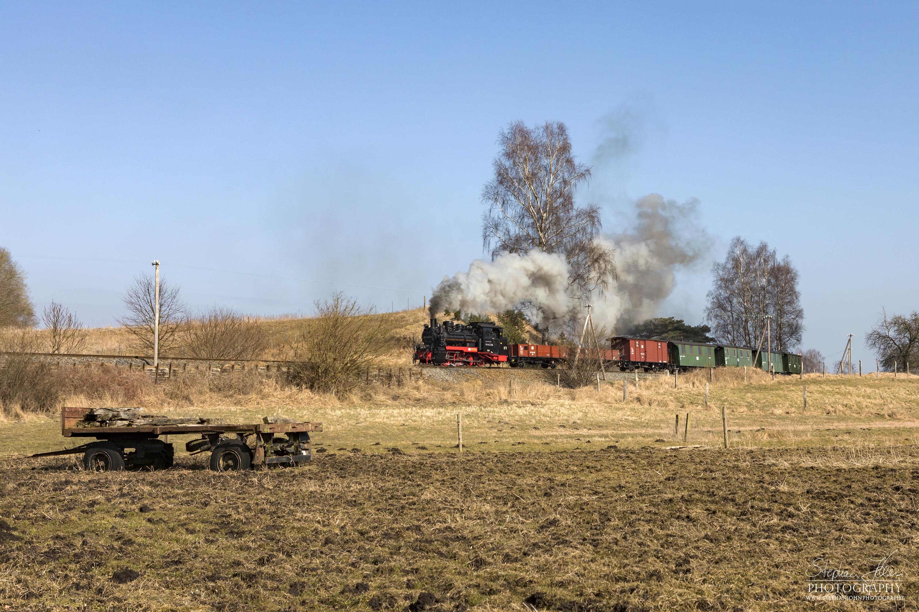 Die Rügen-Lok 99 4633-6 dampft mit einem GmP in Richtung Putbus. Hier werden gerade die Wiesen zwischen Serams und Seelvitz passiert