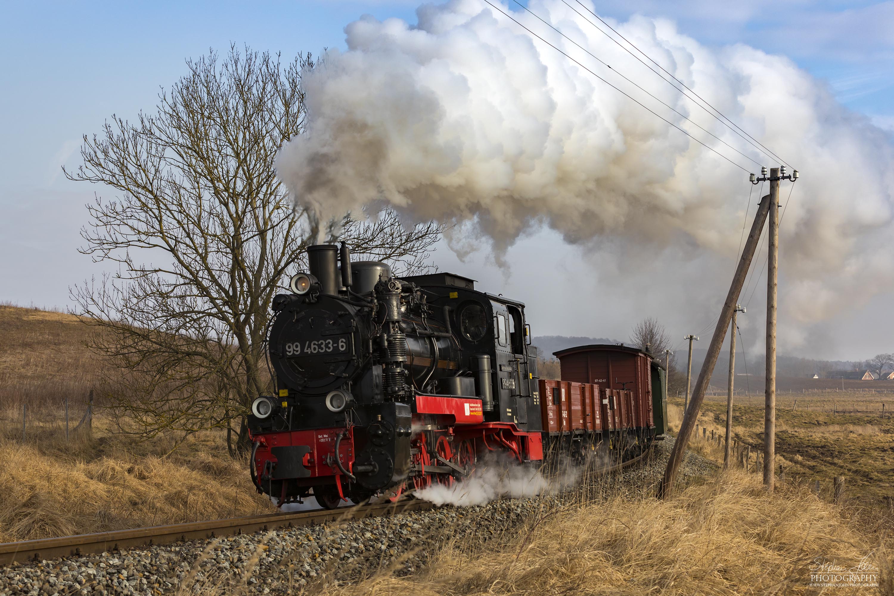 Die Rügen-Lok 99 4633-6 dampft mit einem morgentlichen GmP in Richtung Putbus. Hier werden gerade die Wiesen zwischen Serams und Seelvitz passiert