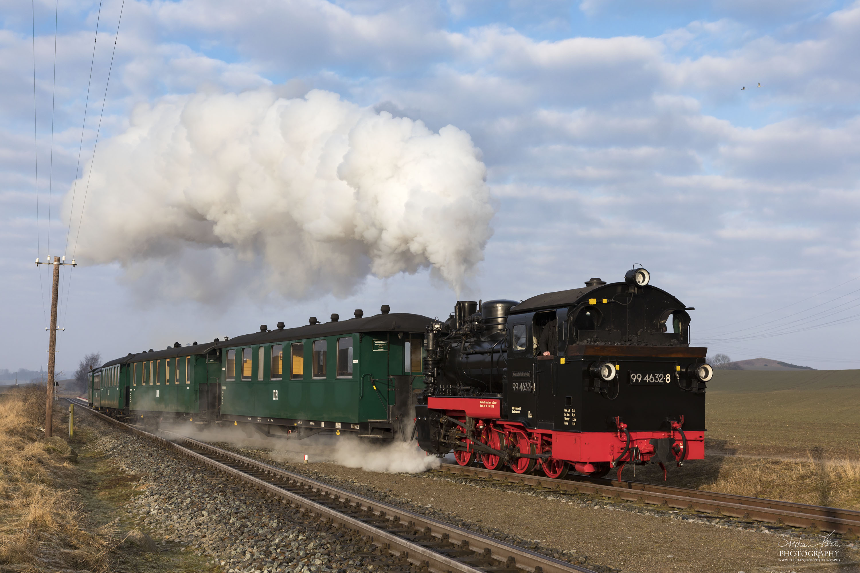 Seit der Hauptuntersuchung im Januar 2018 hat die Rügen-Lok 99 4632-8 (Vulcan-Lok) wieder eine schwarze Reichsbahnlackierung. Hier fährt die Lok mit dem morgentlichen Personenzug nach Göhren in den Bahnhof Seelvitz ein.