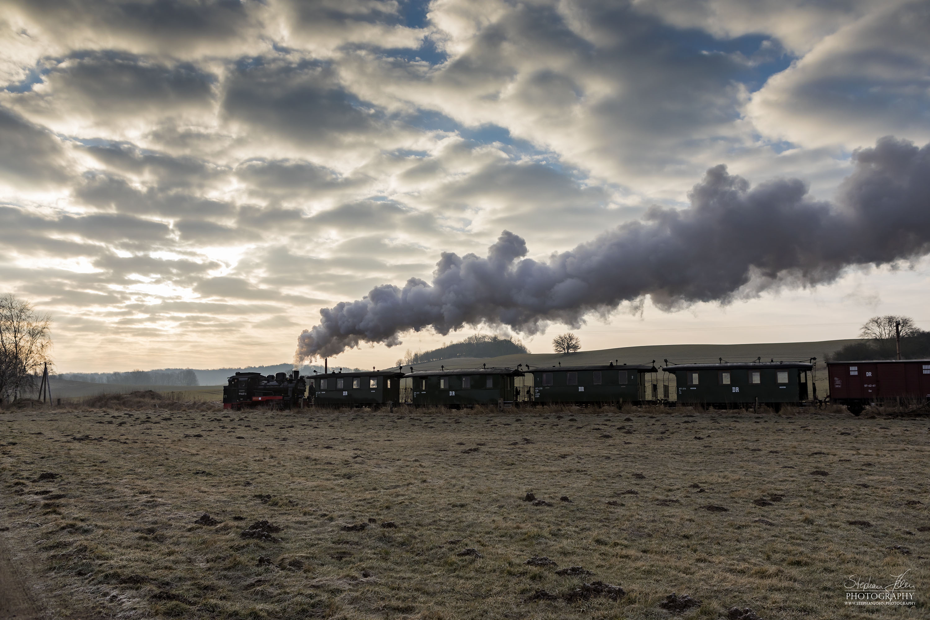 Die Rügen-Lok 99 4633-6 hat noch in diesem Jahr Fristablauf und kommt dann in grüner Farbgebung wieder. Diese Rügenlok ist daher nur noch kurze Zeit in schwarzer Reichsbahnfarbgebung zu sehen. Hier ist die Lok 99 4633-6 mit einem GmP an einem kalten Frühjahrsmorgen kurz vor Seelvitz. 