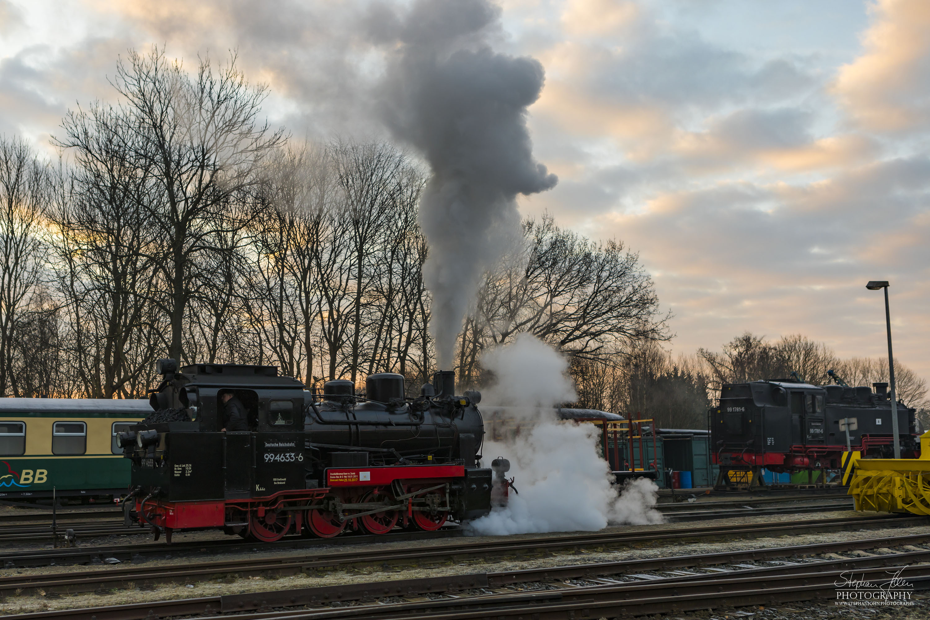 Vulcan-Lok 99 4633-6 wird morgens für den Einsatztag in Putbus vorbereitet