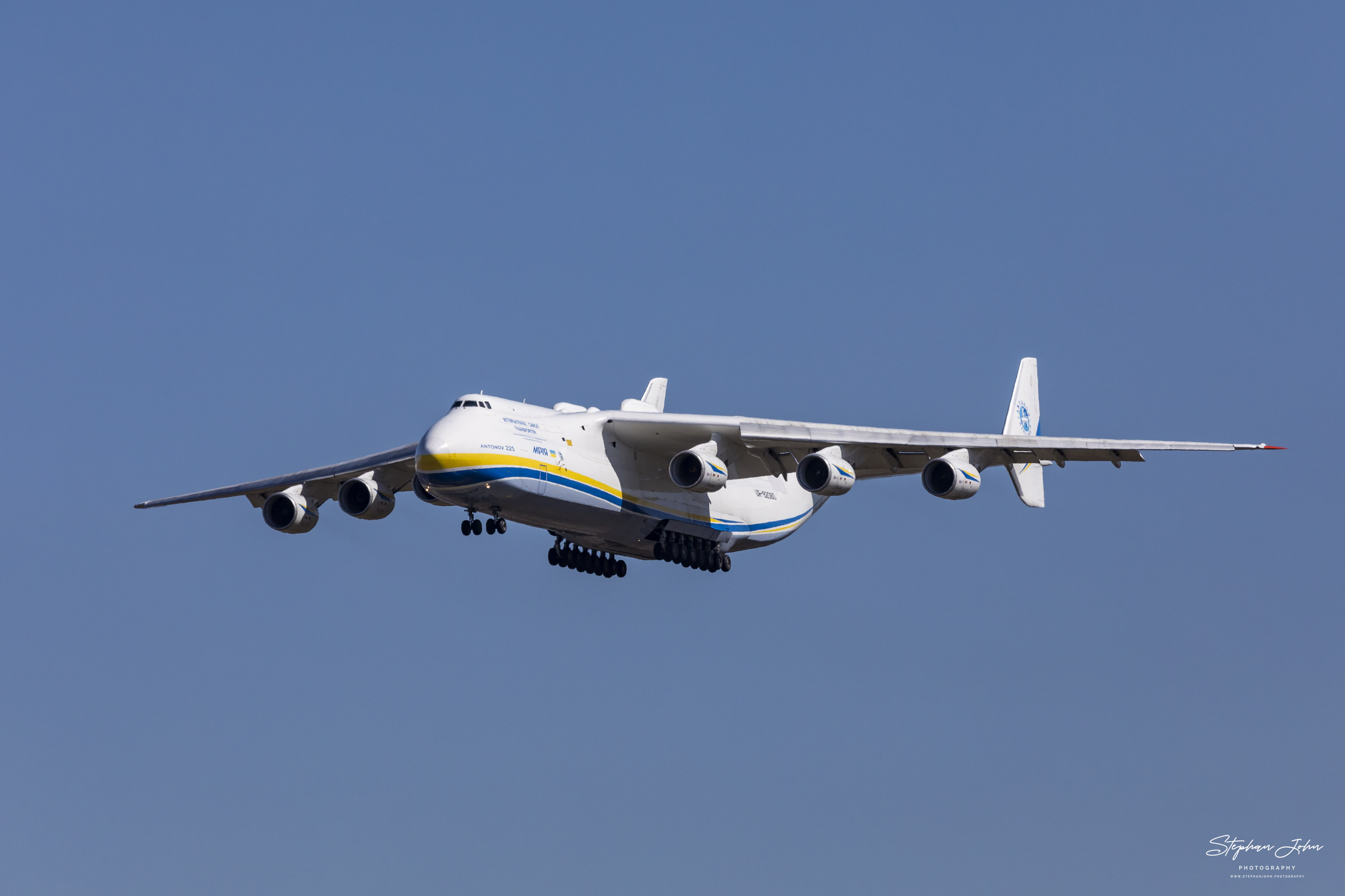 Antonov AN 225 im Landeanflug auf den Flughafen Leipzig-Halle