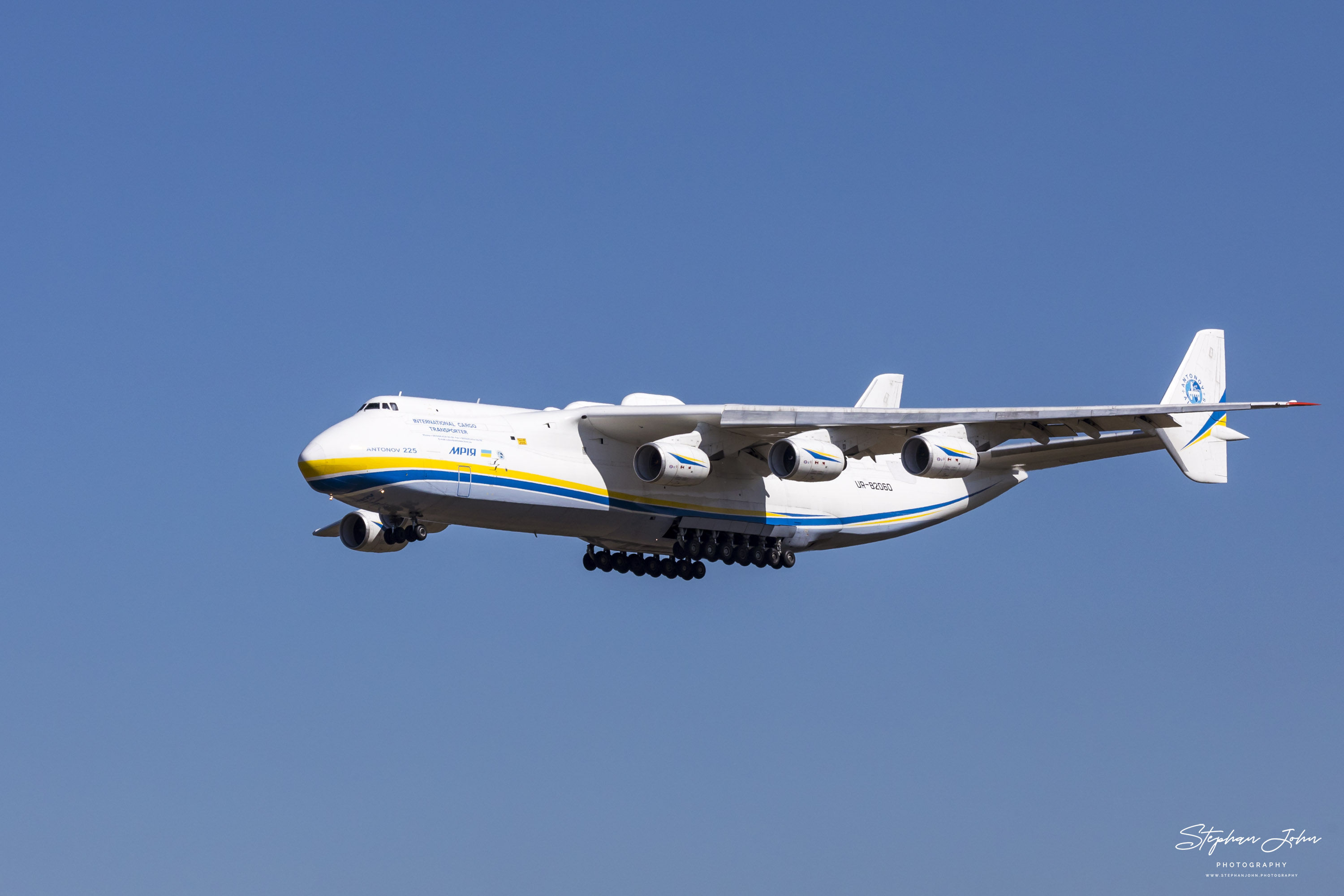 Antonov AN 225 im Landeanflug auf den Flughafen Leipzig-Halle