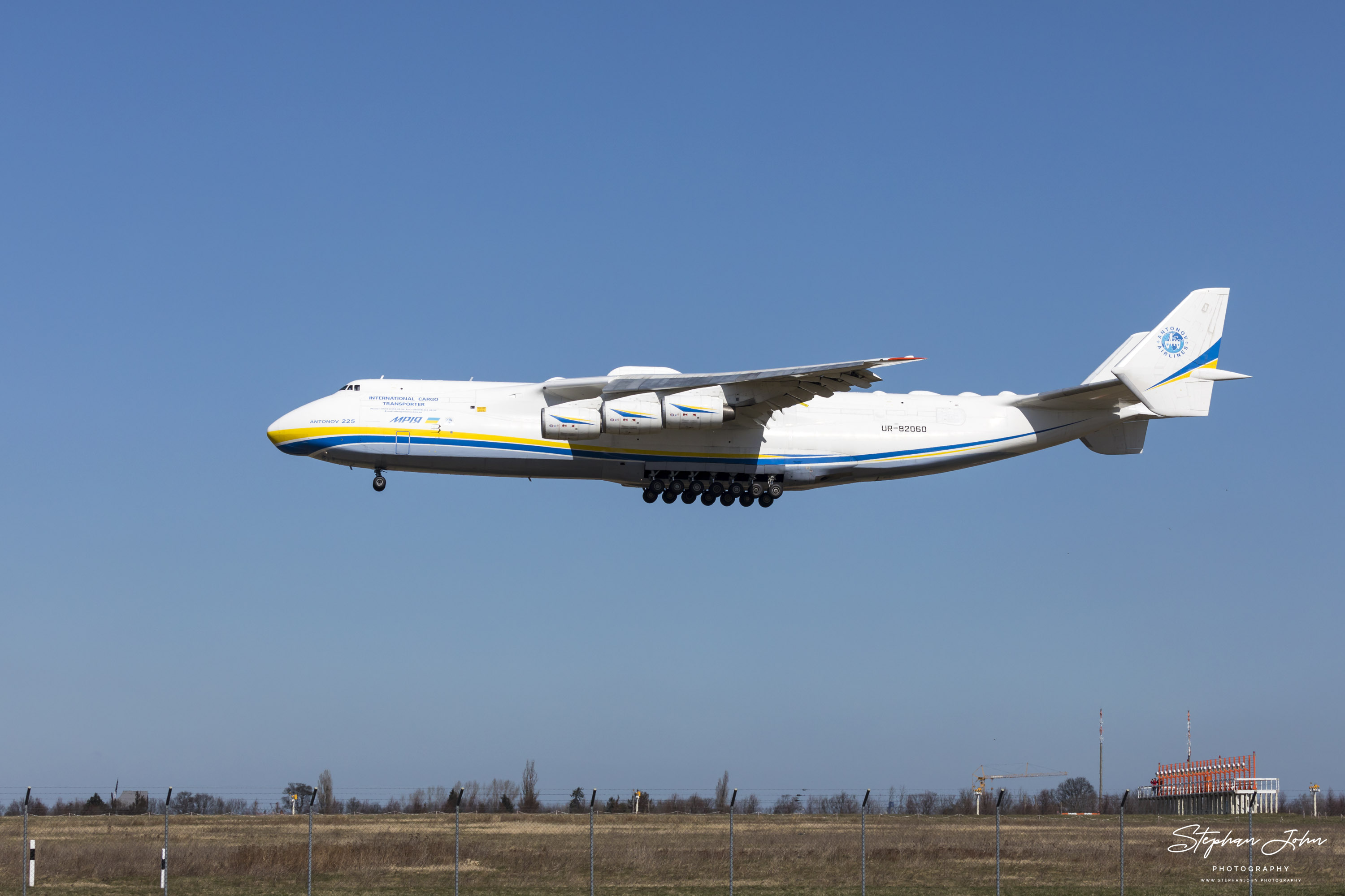 Antonov AN 225 im Landeanflug auf den Flughafen Leipzig-Halle