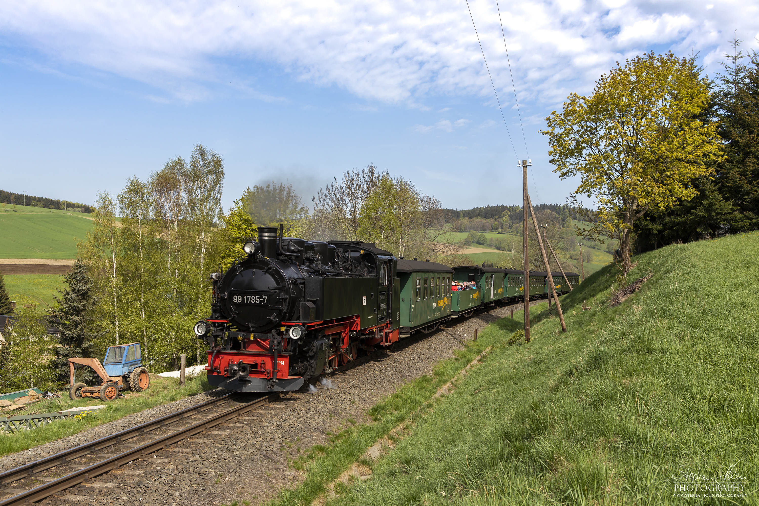 Zug P 1001 mit Lok 99 1785-7 auf dem Weg von Cranzahl nach Oberwiesenthal. Hier dampft der Zug bei bestem Fotowetter dem Bahnhof Neudorf zu.