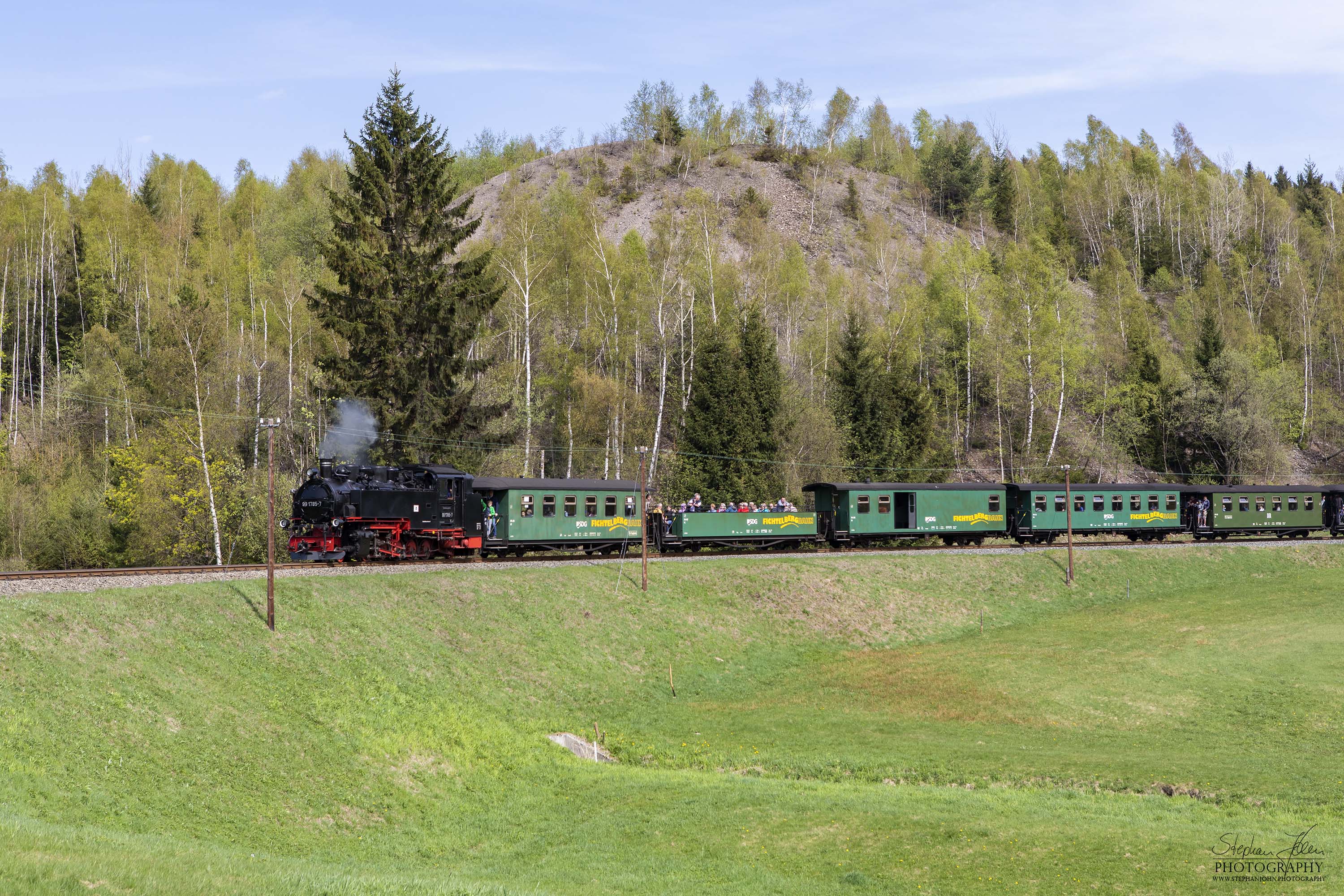 Zug P 1001 mit Lok 99 1785-7 auf dem Weg von Cranzahl nach Oberwiesenthal. Hier hat der Zug Niederschlag verlassen und dampft dem Bahnhof Hammerunterwiesenthal zu.