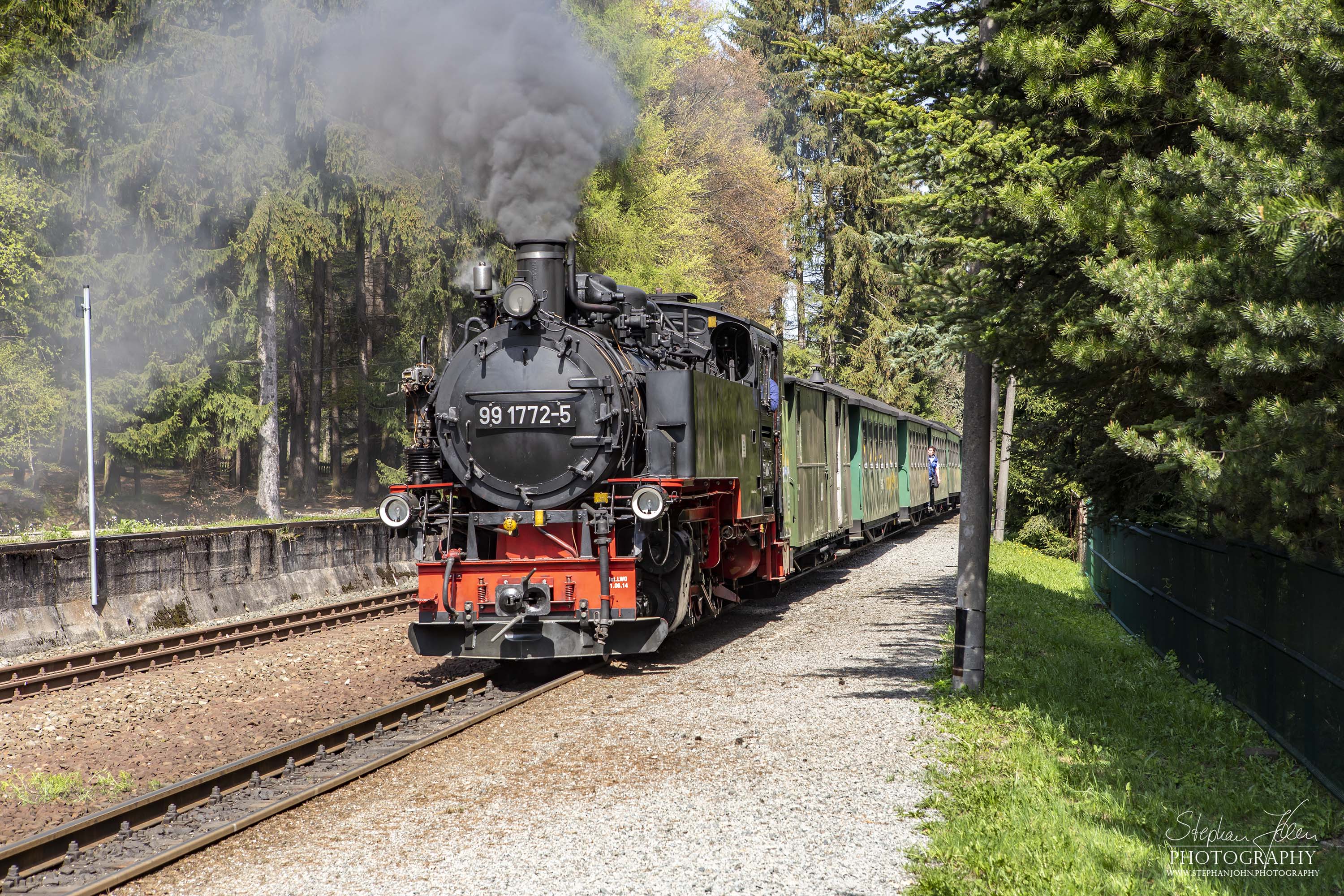 Zug P 1003 mit Lok 99 1772-5 auf dem Weg von Cranzahl nach Oberwiesenthal. Hier erreicht der Zug den Bahnhof Vierenstraße.