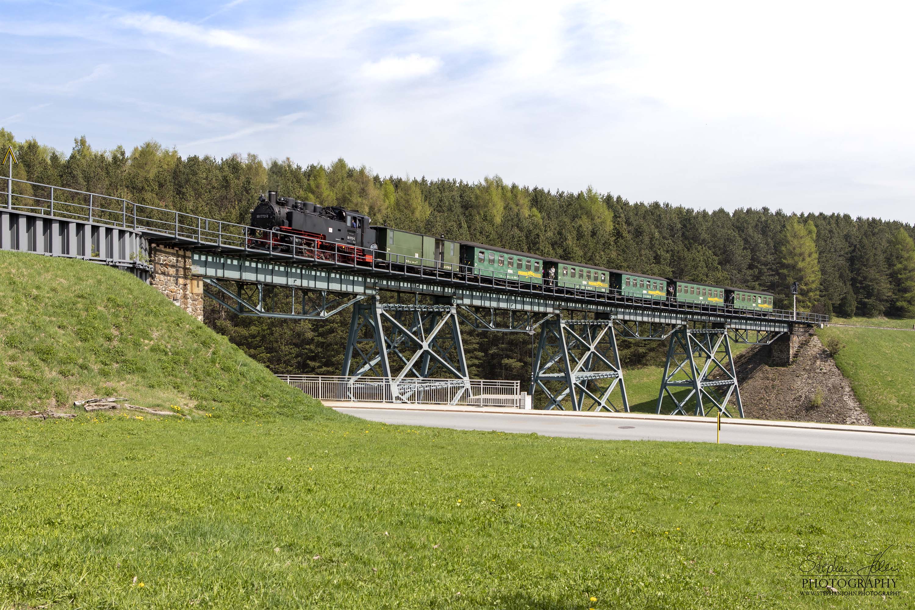 Zug P 1003 mit Lok 99 1772-5 auf dem Weg von Cranzahl erreicht den Bahnhof  Oberwiesenthal.