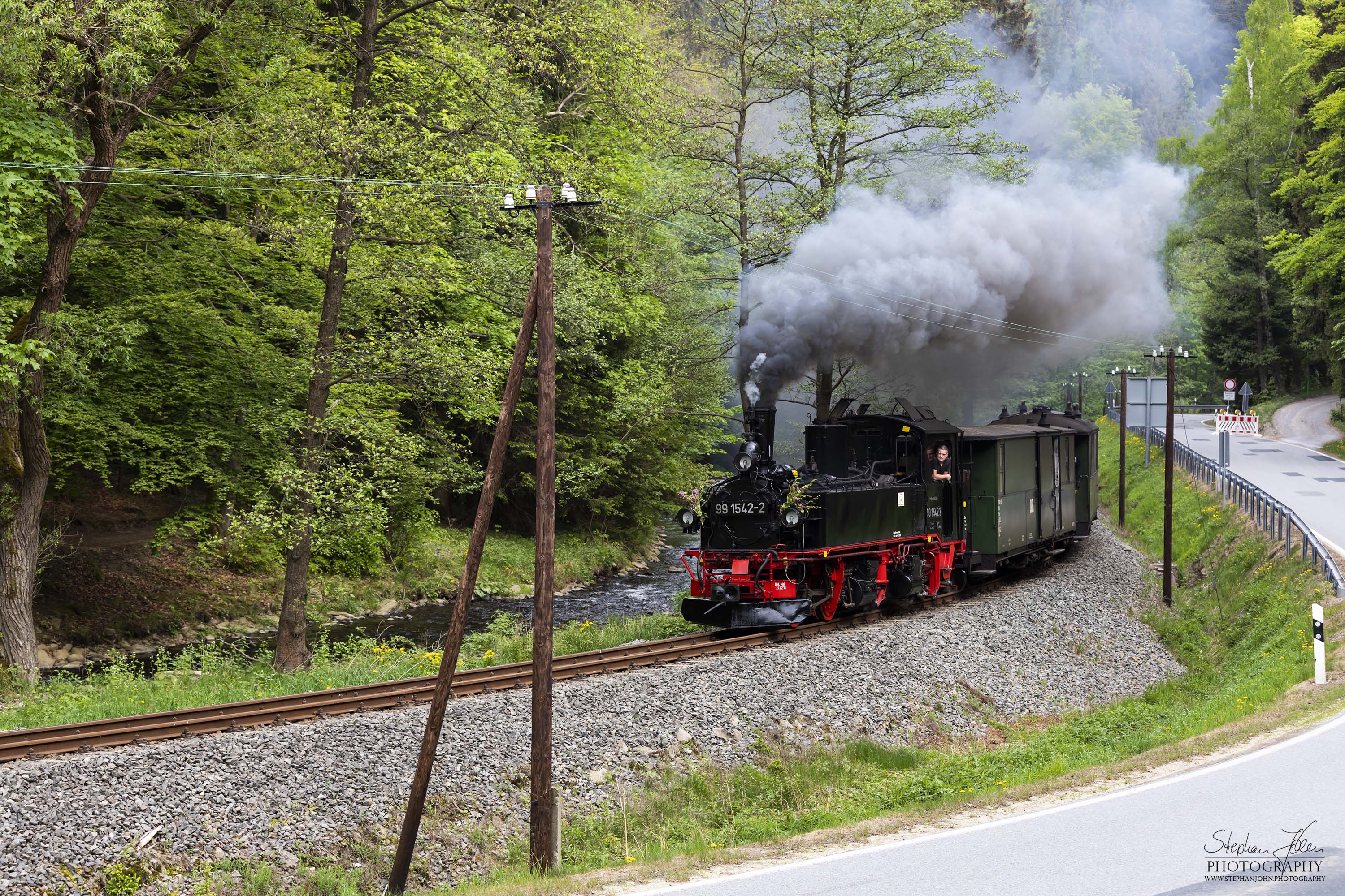 Zug P 14221 mit Lok 99 1542-2 von Steinbach nach Jöhstadt. Hier abgelichtet zwischen Stolln und Forellenhof.