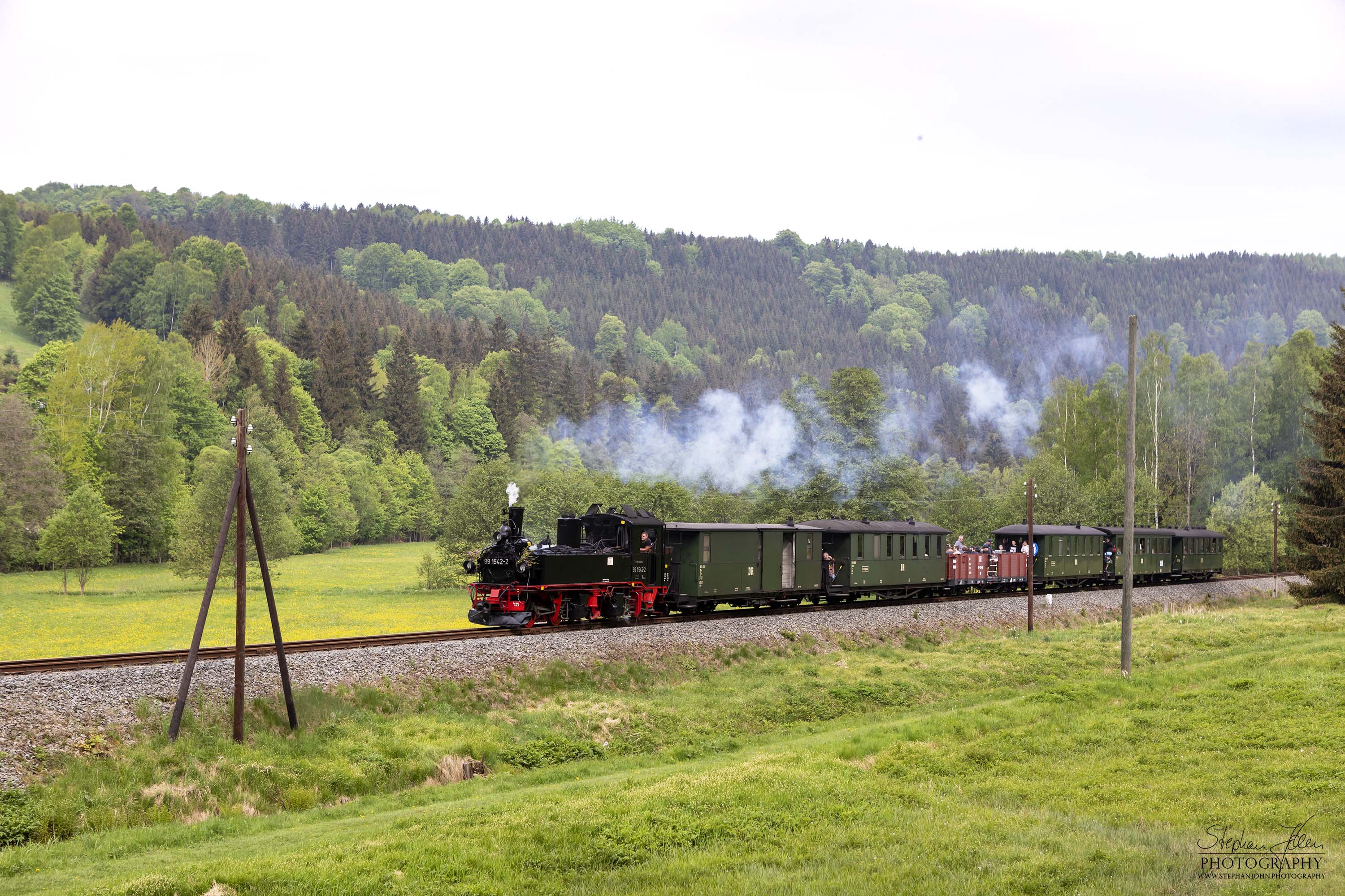 Zug P 14221 mit Lok 99 1542-2 von Steinbach nach Jöhstadt kurz vor Steinbach