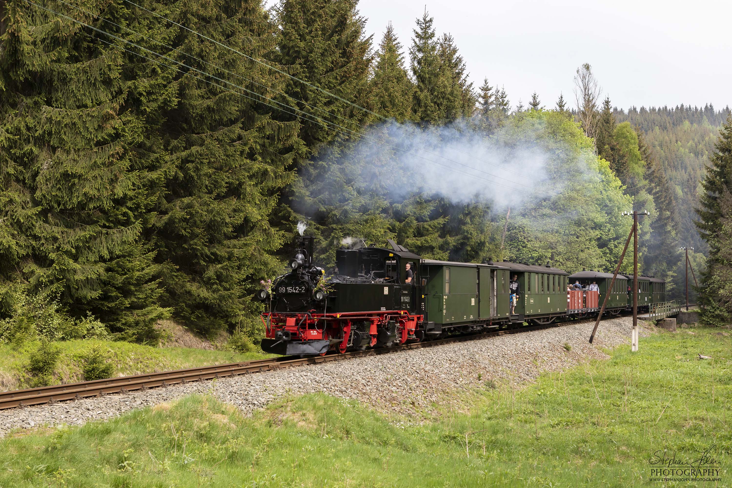 Zug P 14221 mit Lok 99 1542-2 von Steinbach nach Jöhstadt. Hier passiert der Zug eine kleine Lichtung zwischen Loreleifelsen und Schlössel.