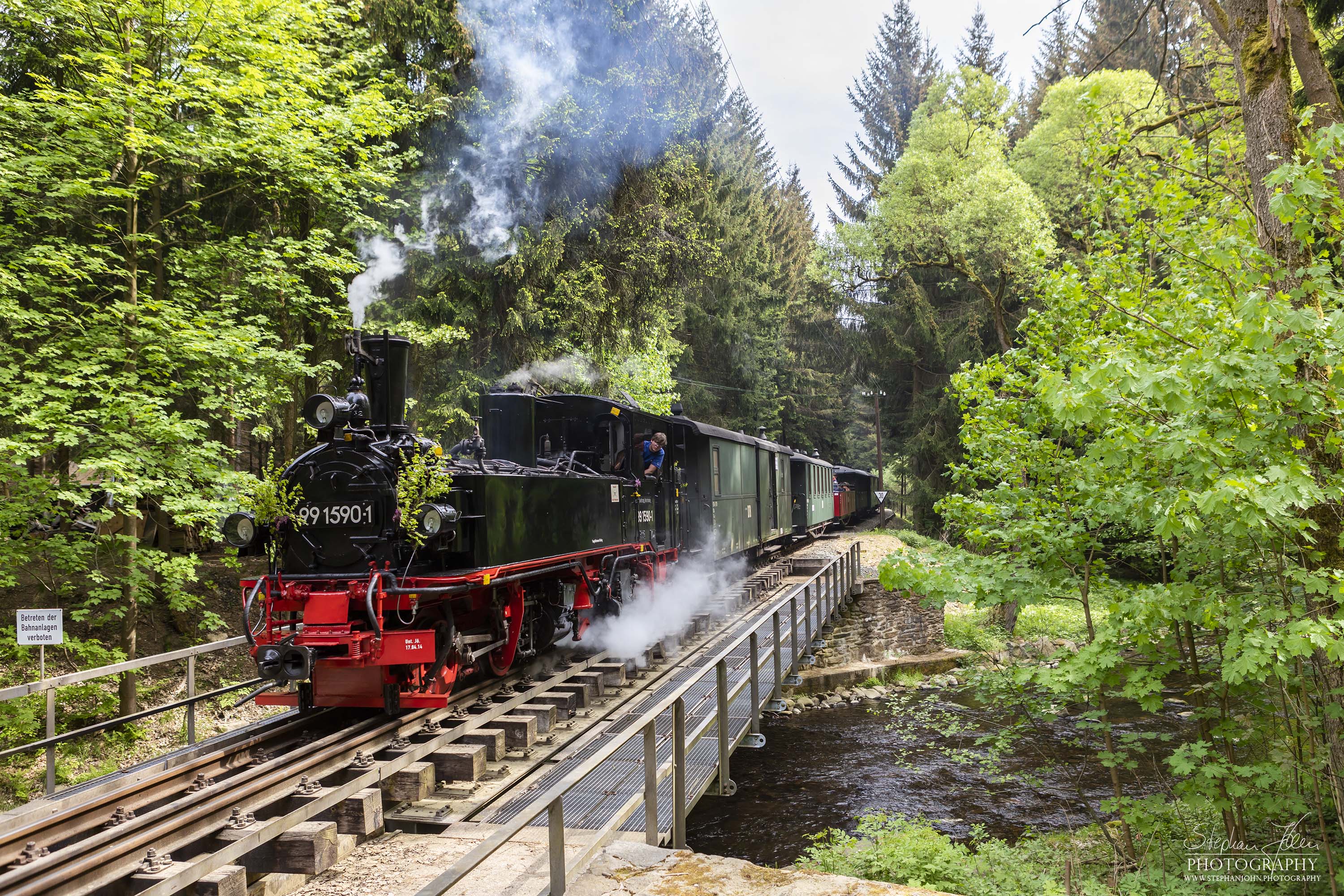 Zug P 14211 mit Lok 99 1590-1 von Steinbach nach Jöhstadt verlässt der Haltepunkt Stolln.