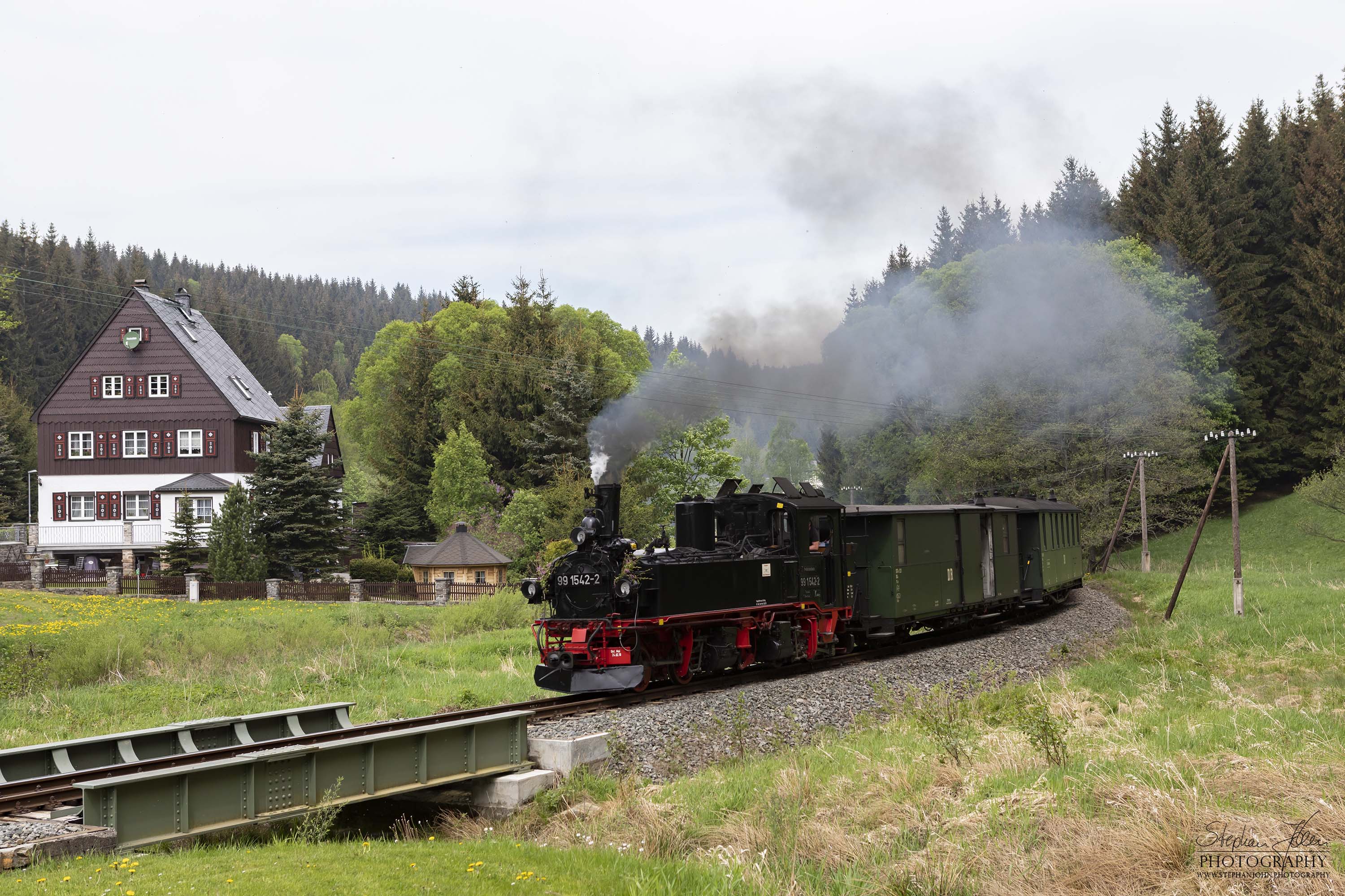 Zug P 14223 mit Lok 99 1542-2 von Steinbach nach Jöhstadt zwischen Schlössel und Fahrzeughalle