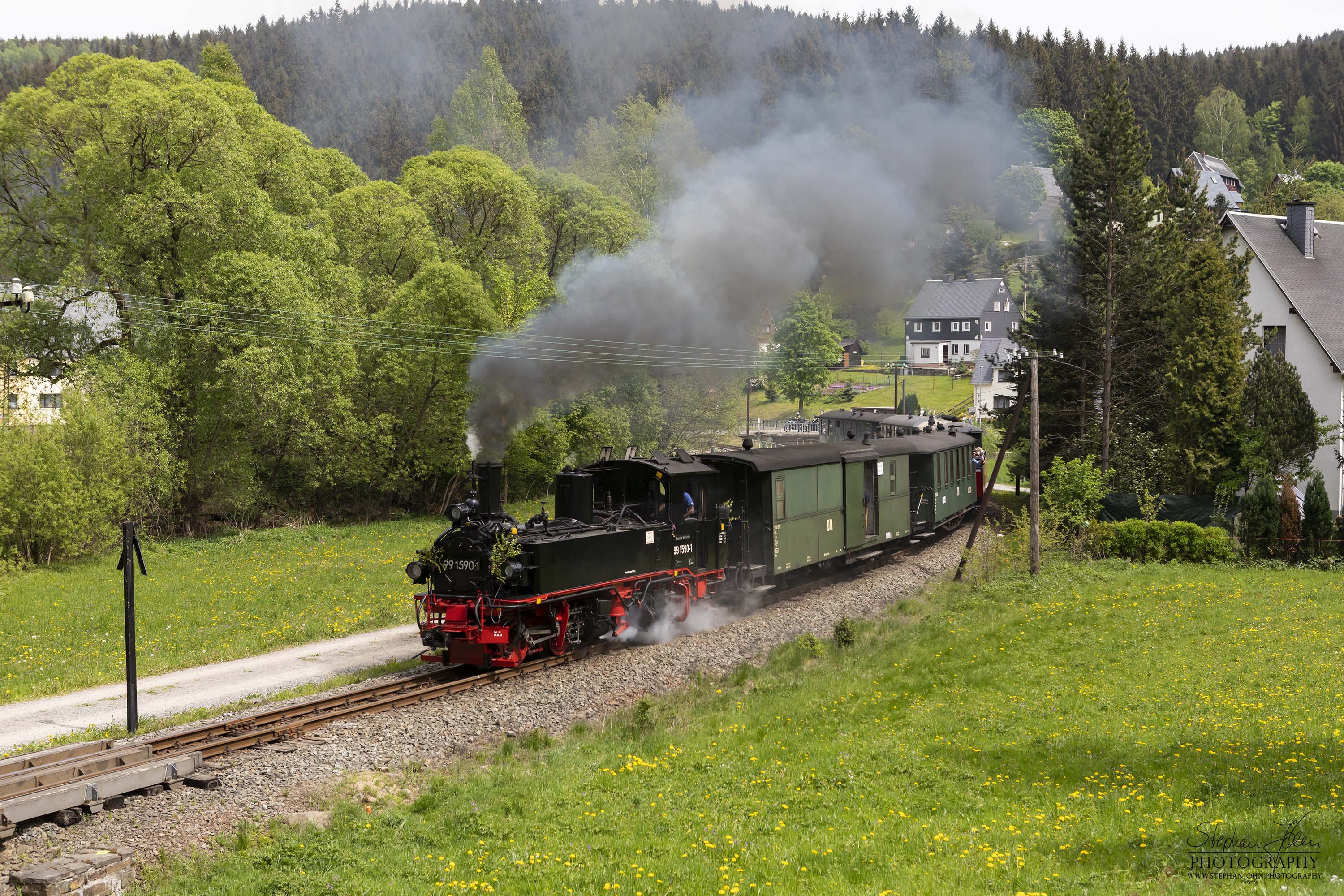 Zug P 14213 mit Lok 99 1590-1 von Steinbach nach Jöhstadt in der Ausfahrt aus dem Bahnhof Schmalzgrube. 