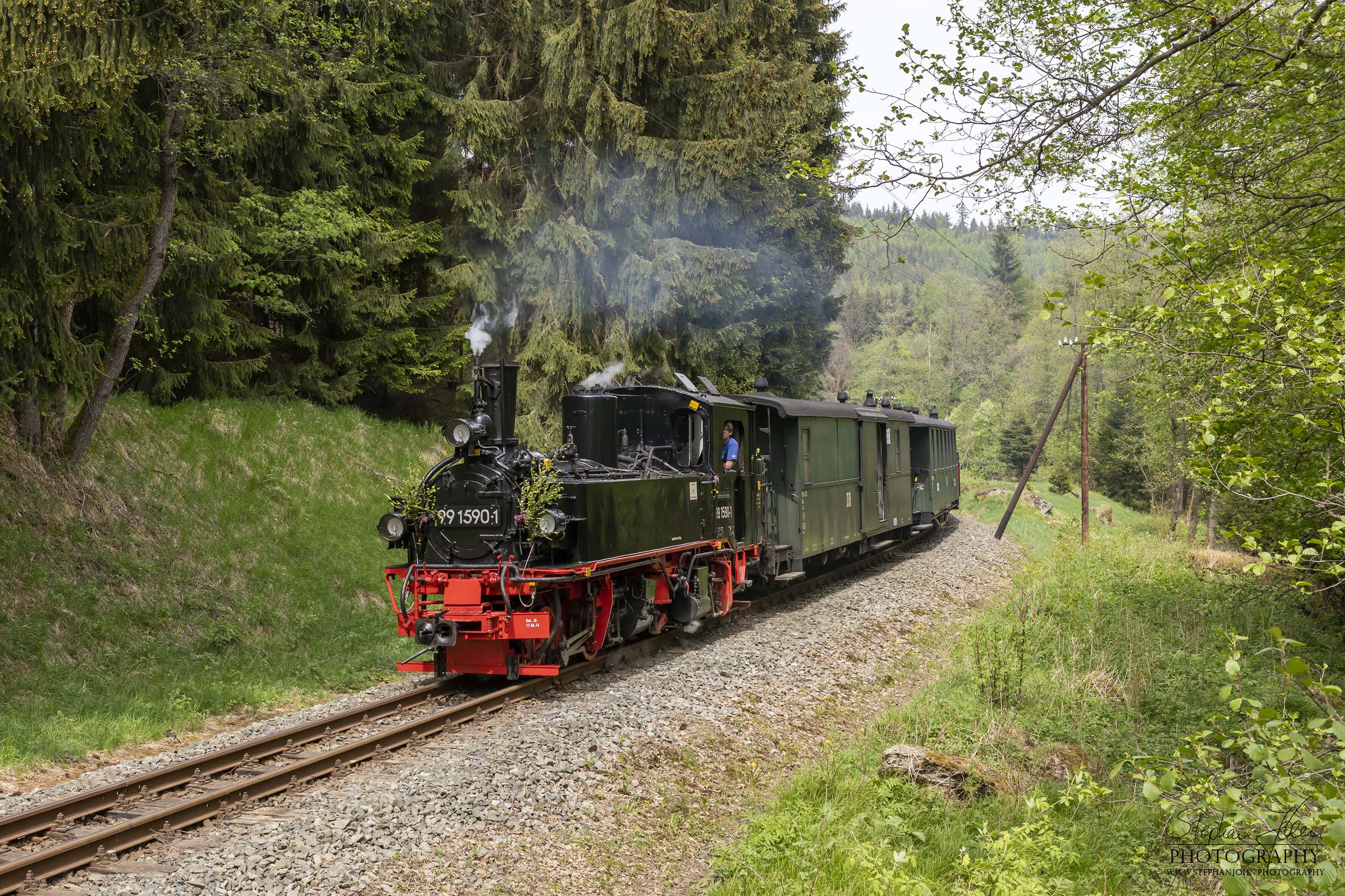 Zug P 14213 mit Lok 99 1590-1 von Steinbach nach Jöhstadt kurz vor dem Bahnhof Schlössel. 