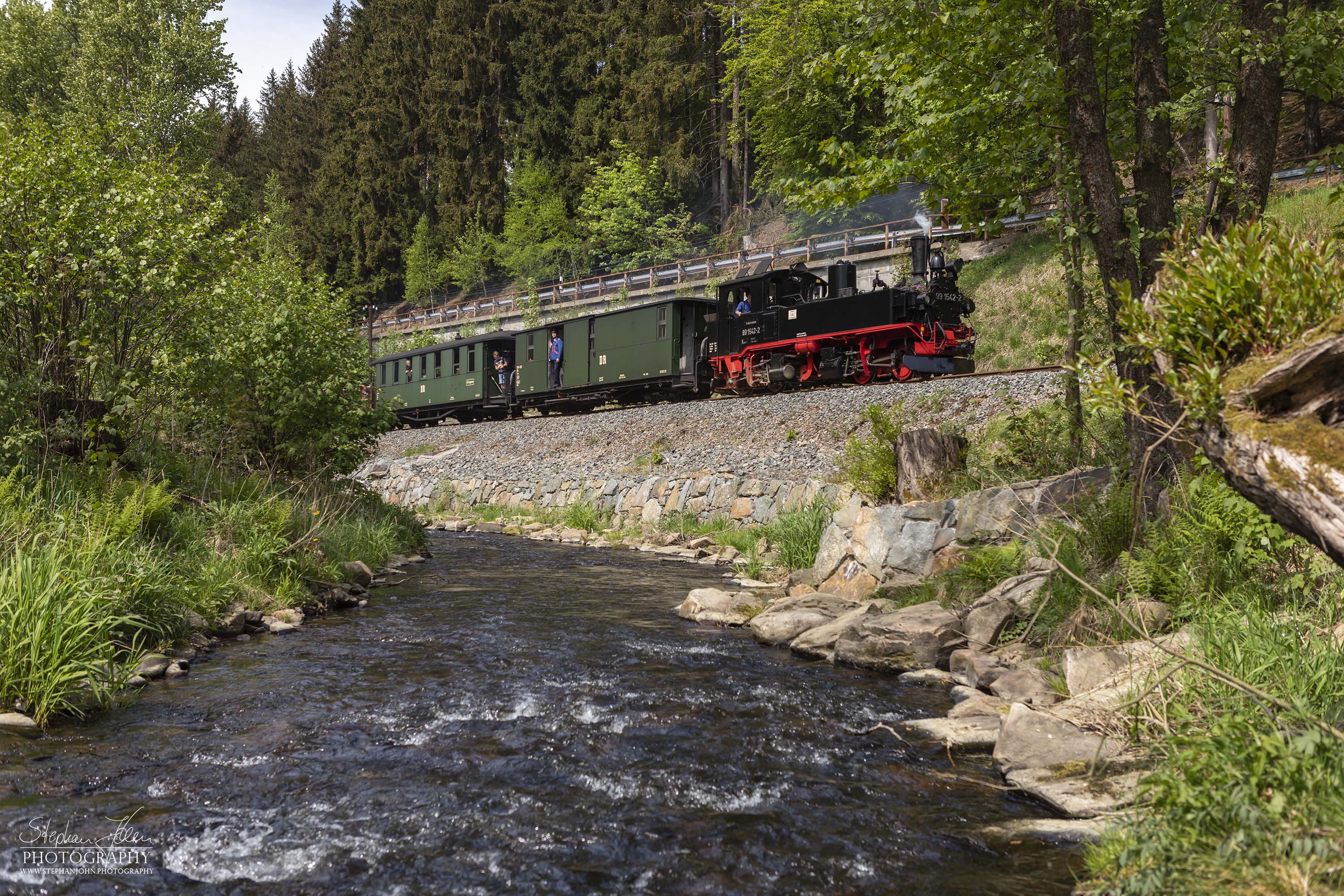 Zug P 14225 mit Lok 99 1542-2 von Steinbach nach Jöhstadt kurz vor dem Haltepunkt Forellenhof. 