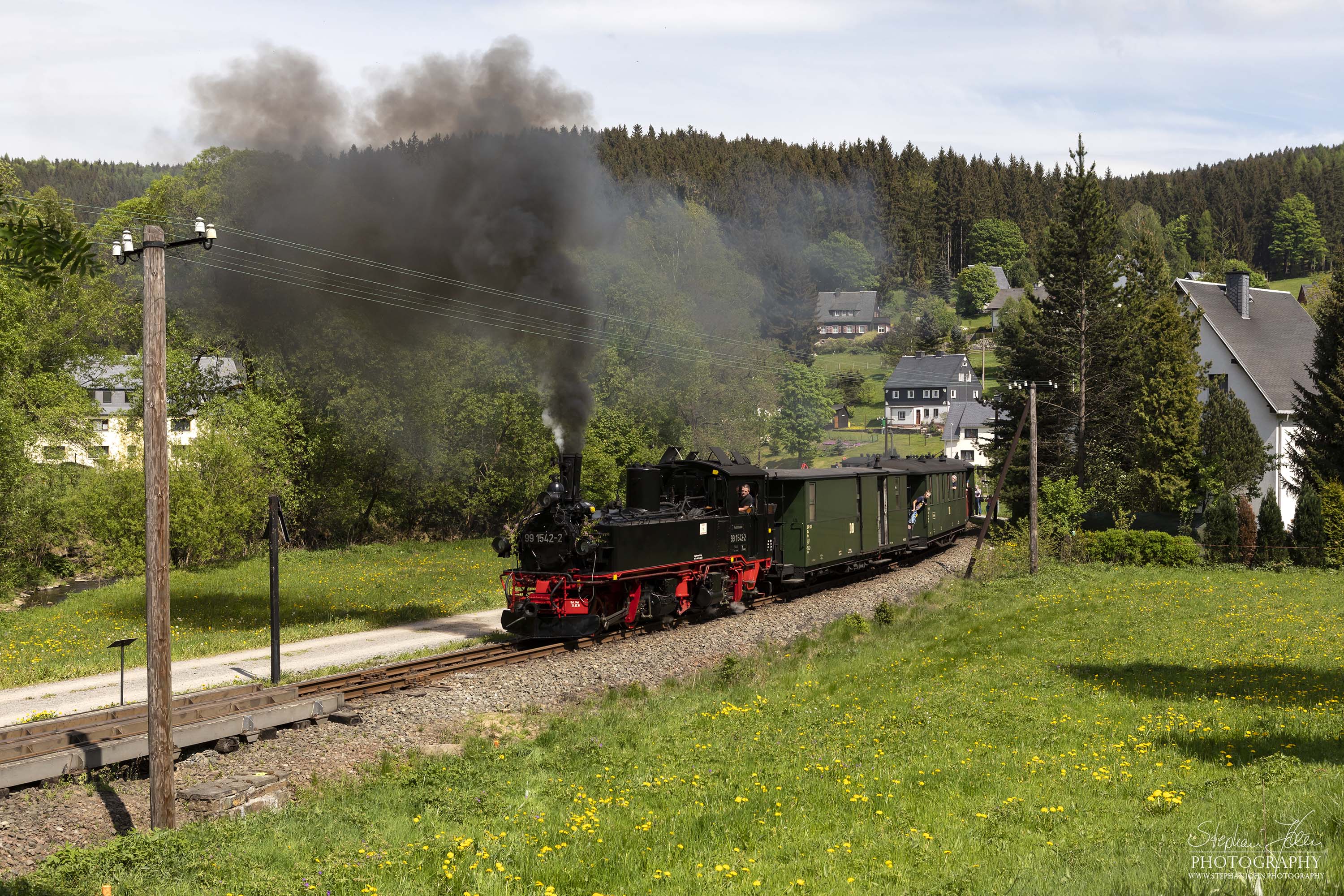 Zug P 14225 mit Lok 99 1542-2 von Steinbach nach Jöhstadt in der Ausfahrt aus dem Bahnhof Schmalzgrube. 