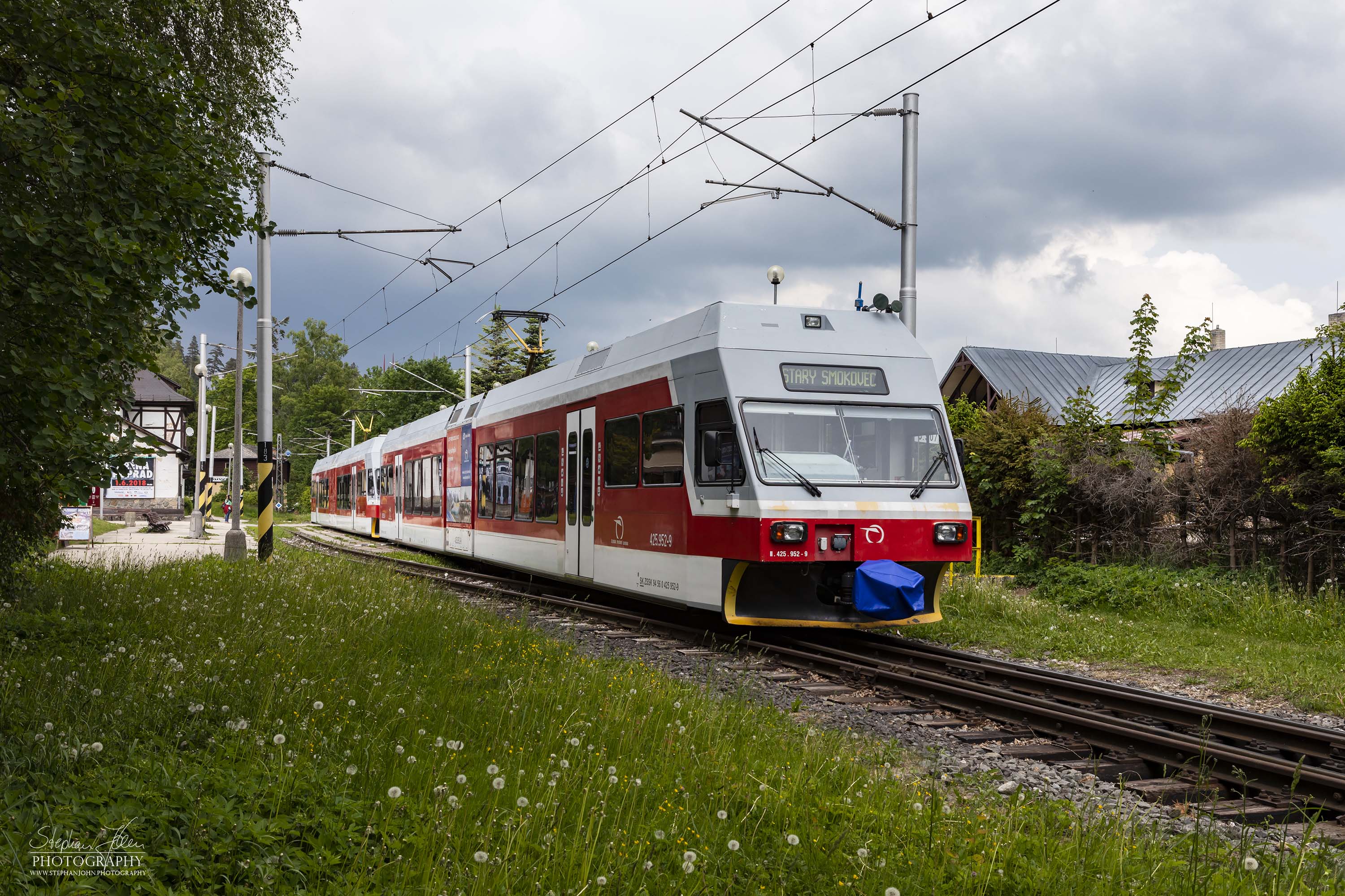Zug 8219 Tatrabahn steht in Tatranska Lomnica und wartet auf die Abfahrt nach stary Smokovec